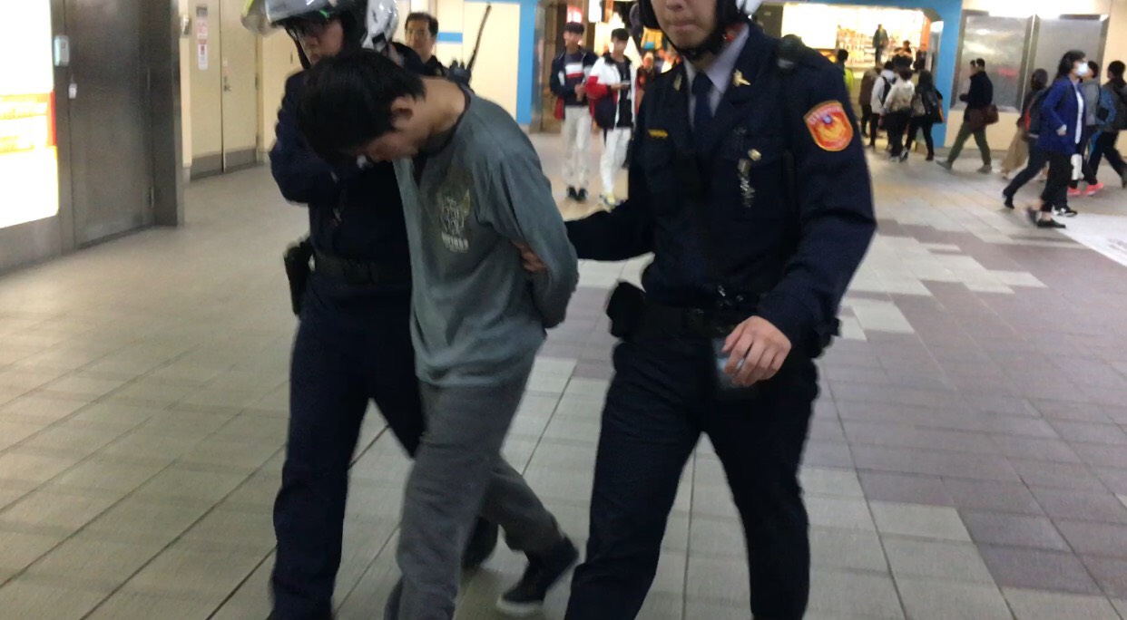 王男在捷運車廂內燒烤牛排刀，引起民眾驚慌，遭警方逮捕。（警方提供）