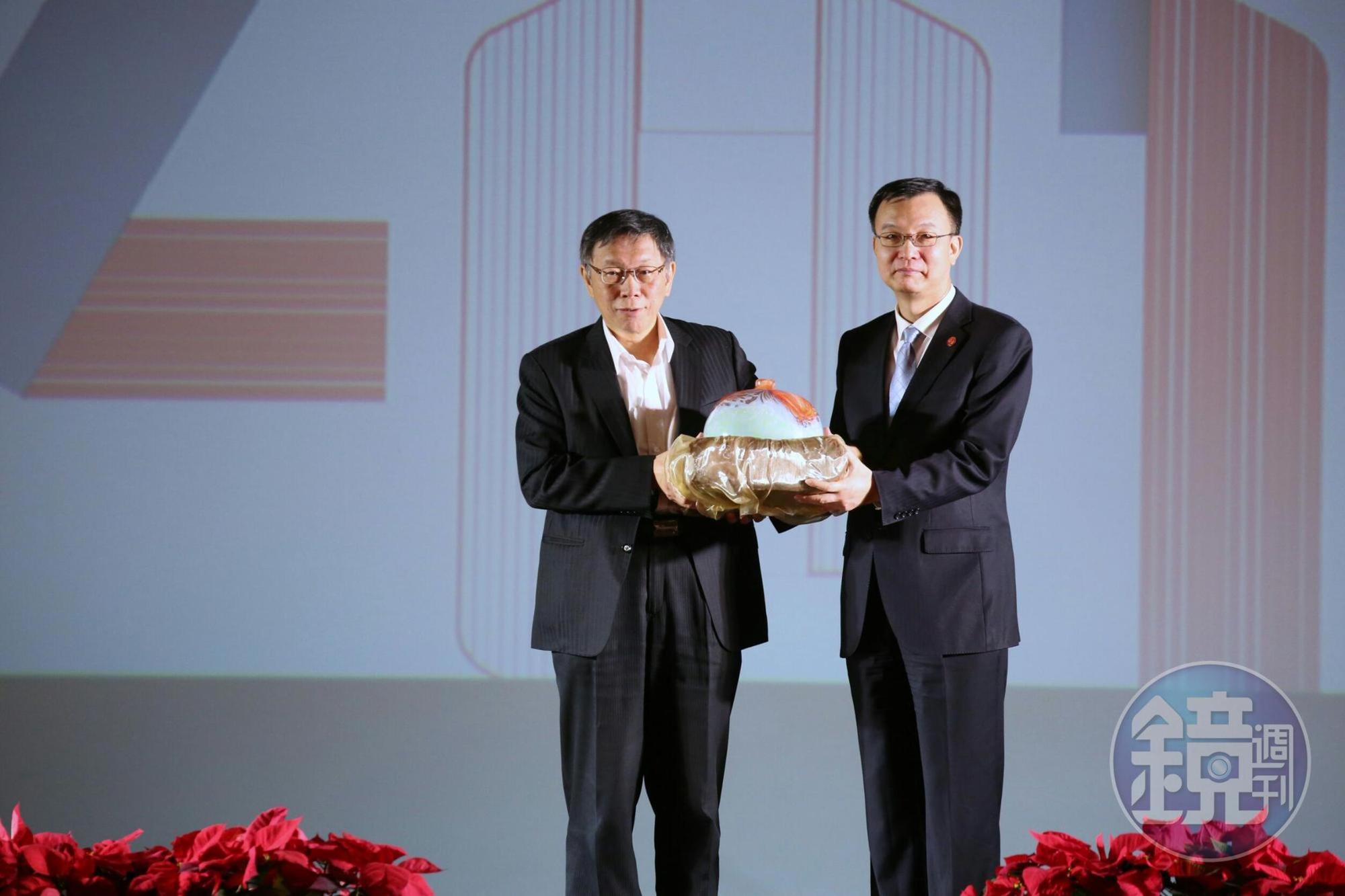 台北市長柯文哲今（19）晚在圓山飯店宴請上海副市長周波，兩人再度提起「兩岸一家親」。
