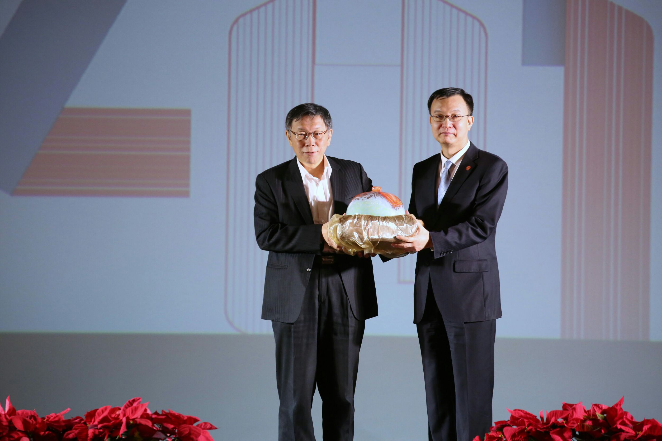 台北市長柯文哲今（19）晚在圓山飯店宴請上海副市長周波，兩人再度提起「兩岸一家親」。