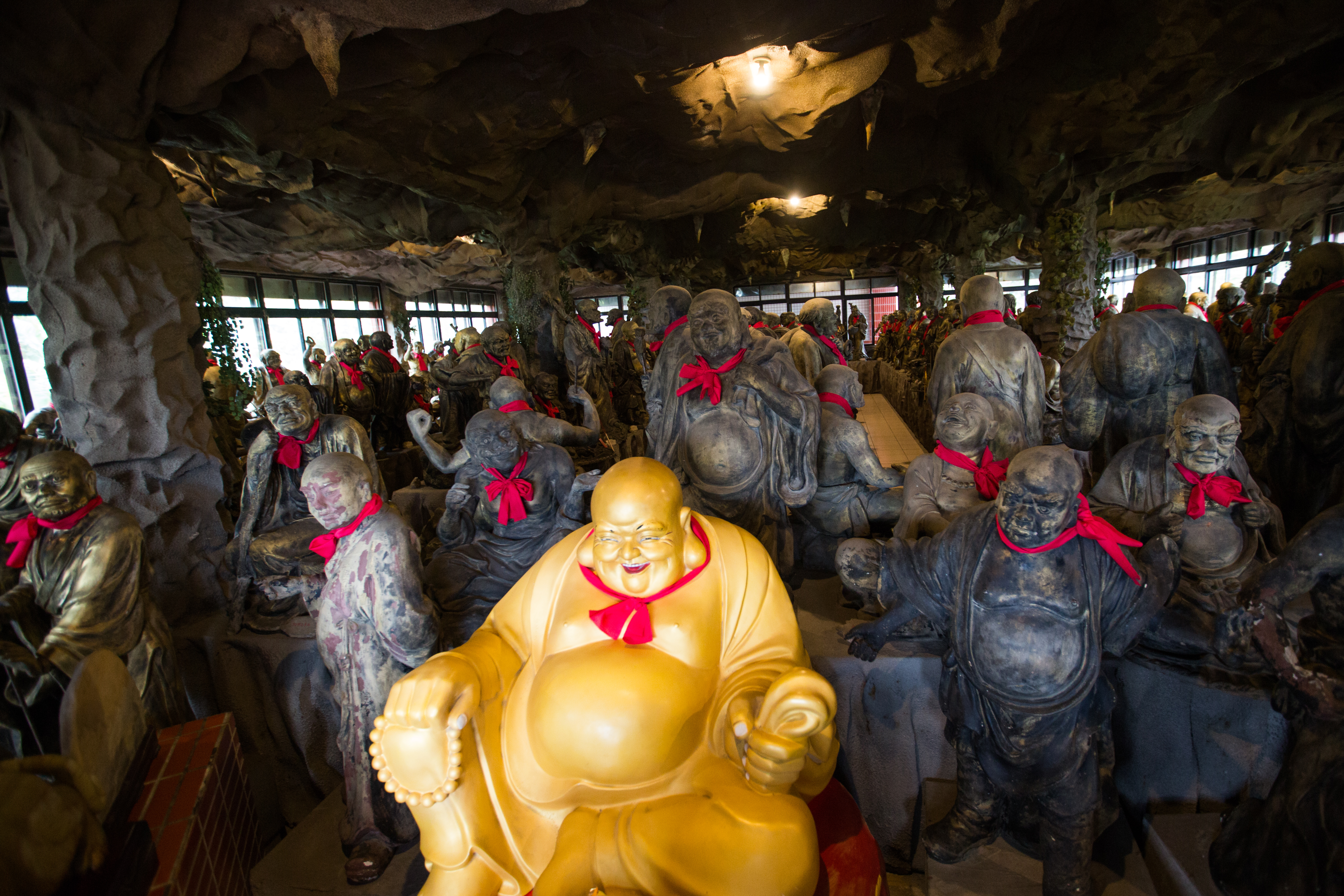光是羅漢區就有500尊神明雕像，看來壯觀。