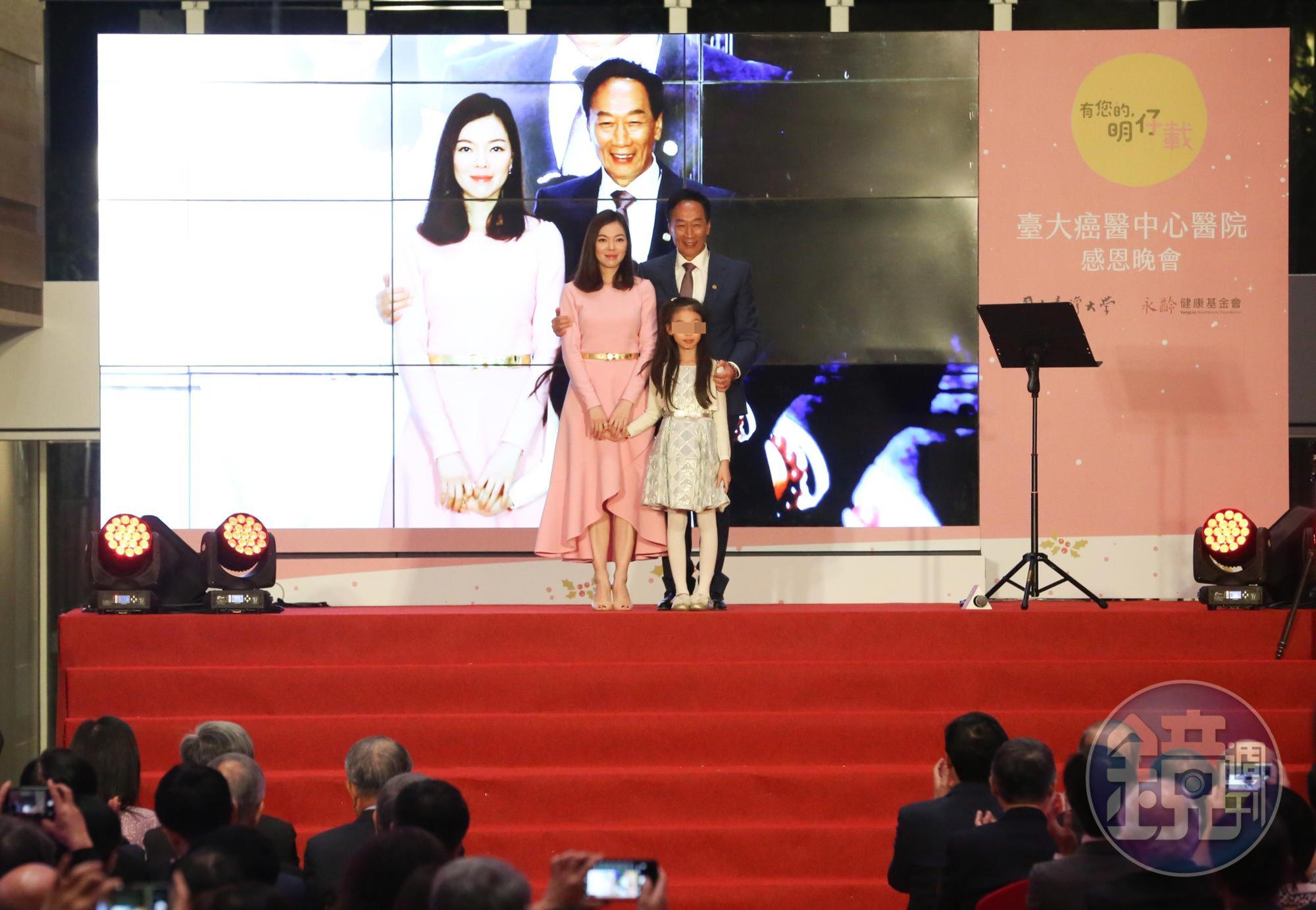郭台銘今天與妻子曾馨瑩一起出席癌症醫院落成儀式。