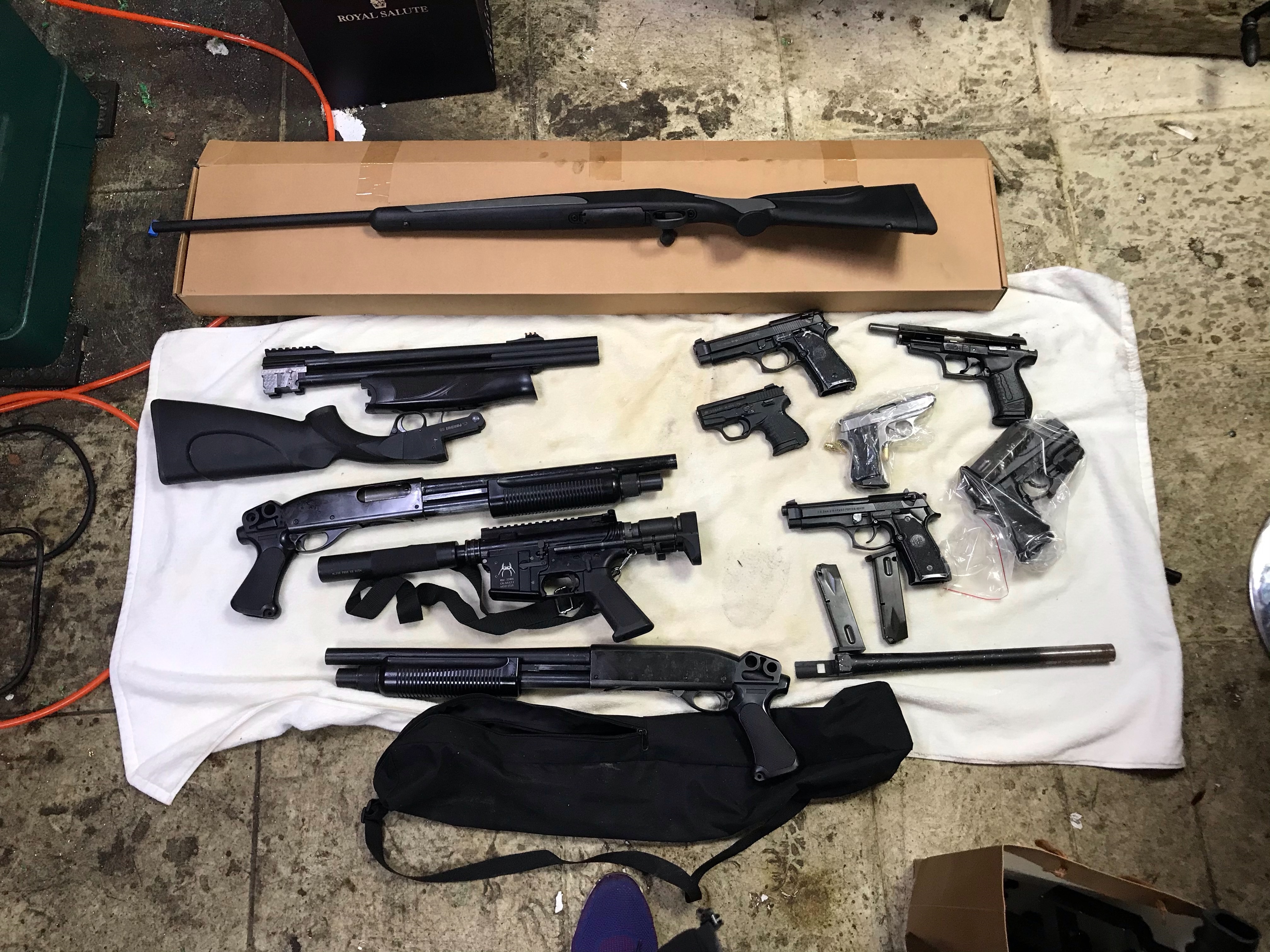 警方起出各式改造長短槍。（刑事局提供）