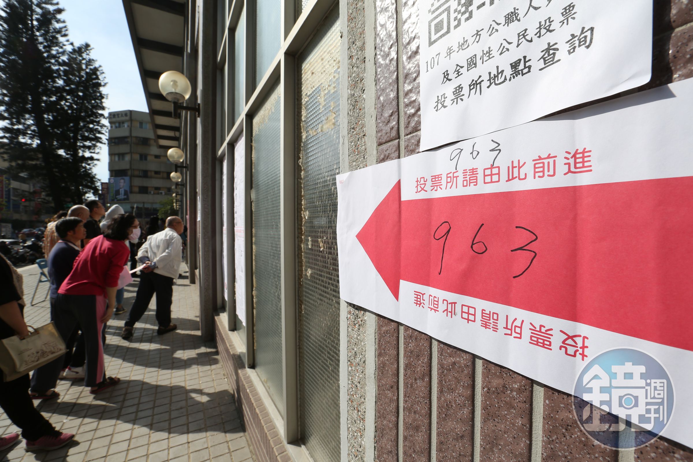 苗栗一名婦人在上個月投票日當天，於投開票所外比2號手勢被開罰25萬元。圖為示意圖。