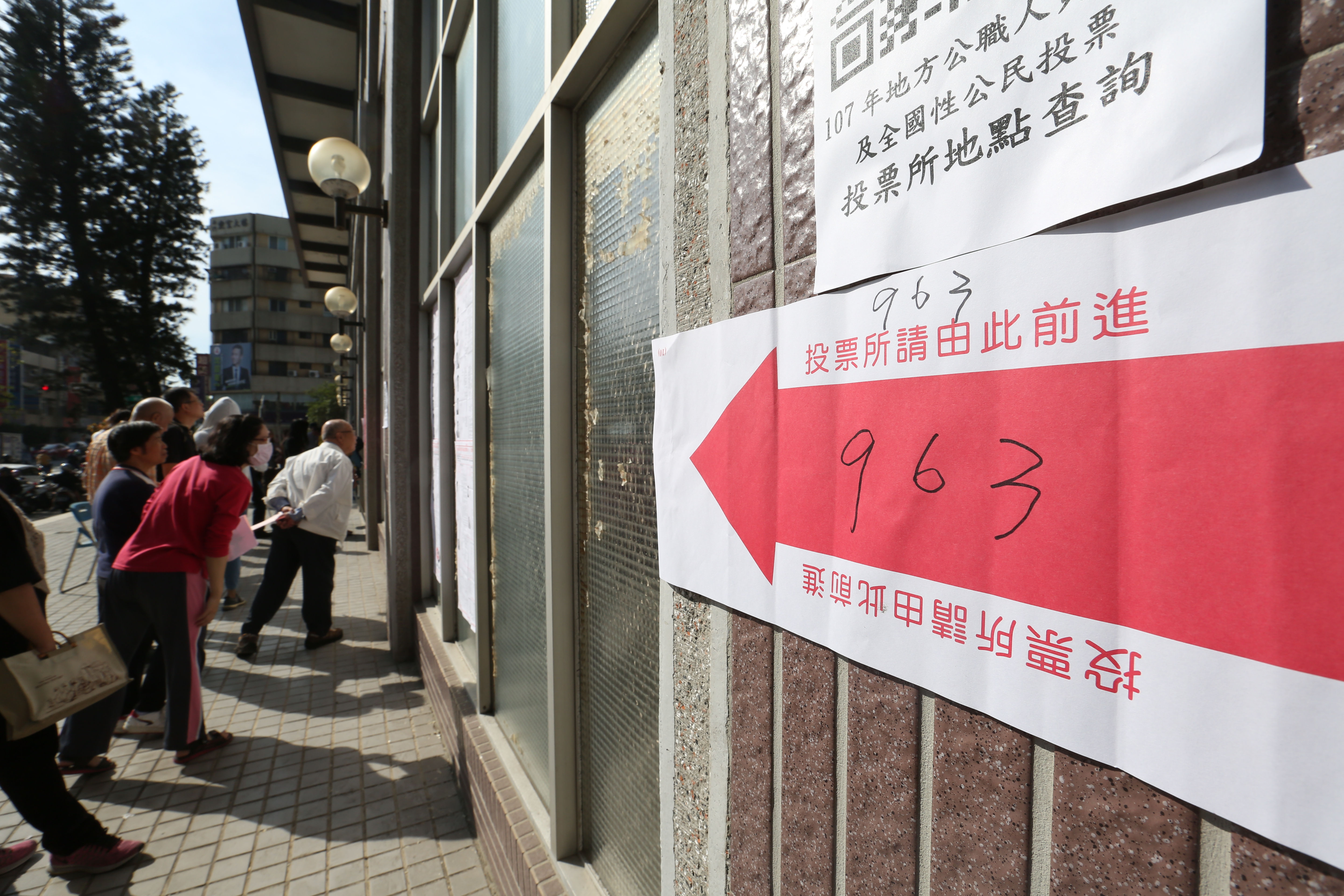 苗栗一名婦人在上個月投票日當天，於投開票所外比2號手勢被開罰25萬元。圖為示意圖。