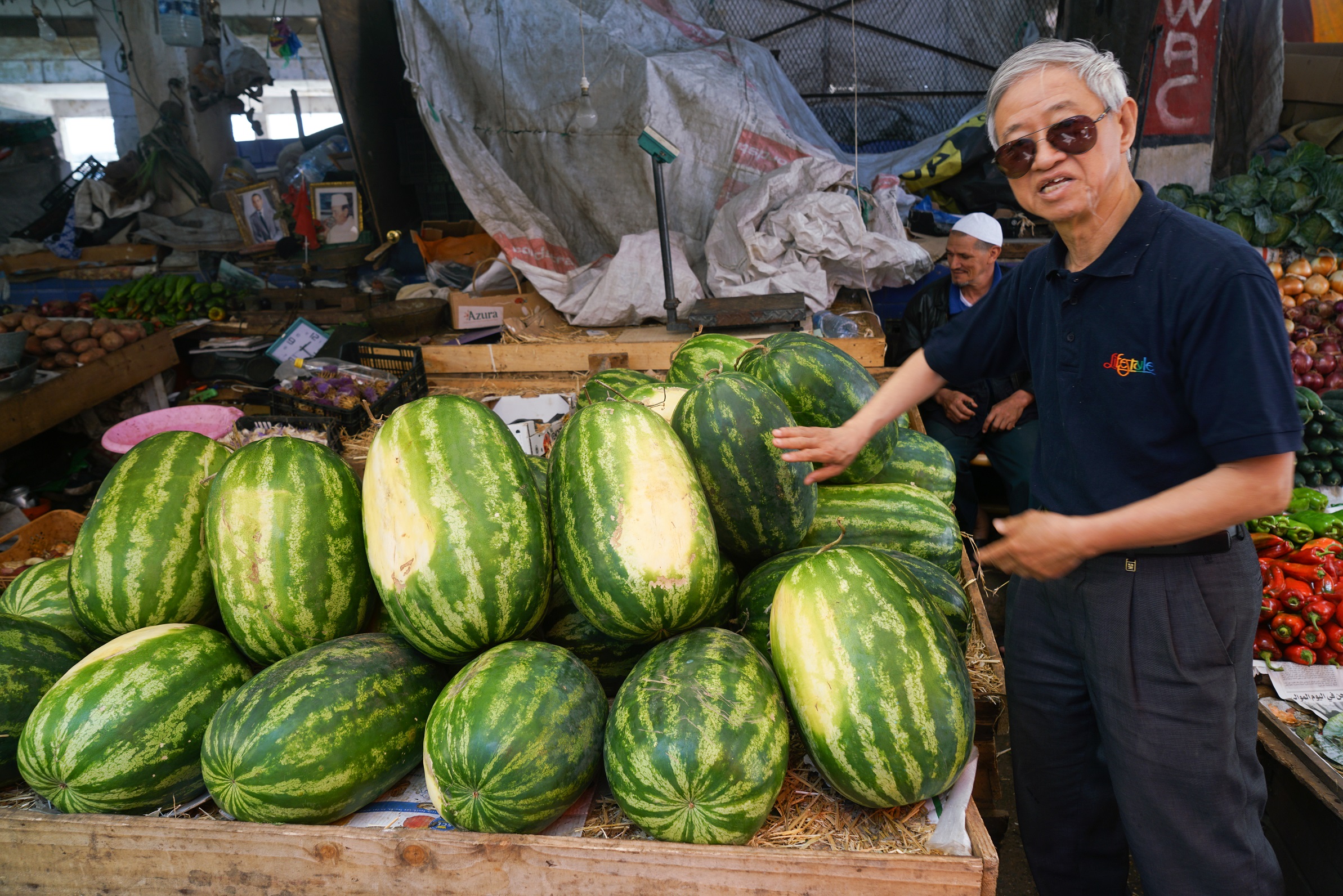 邱爸帶我們認識摩洛哥市場，這兒也產多種水果。