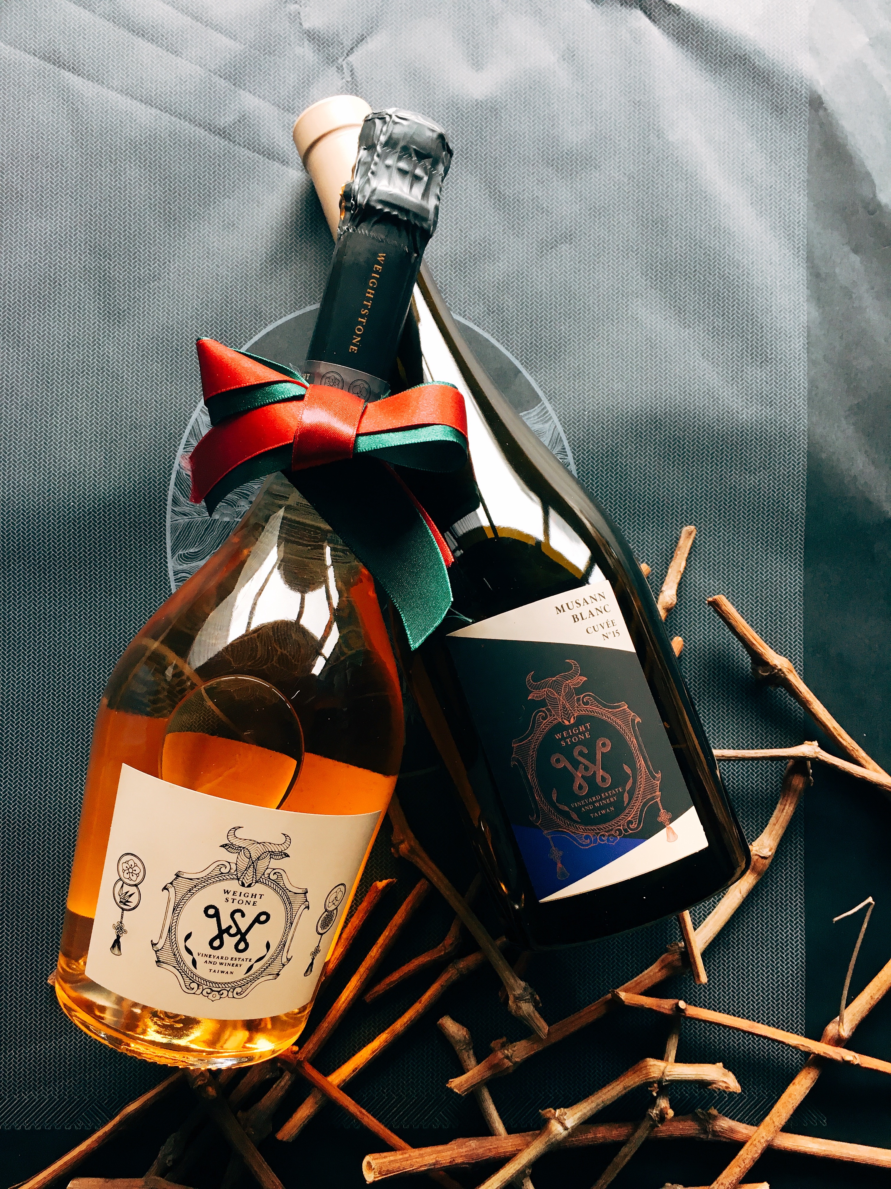 市面上很難買的台灣威石東氣泡酒，推出雙瓶耶誕特惠組。（5,500元／組）