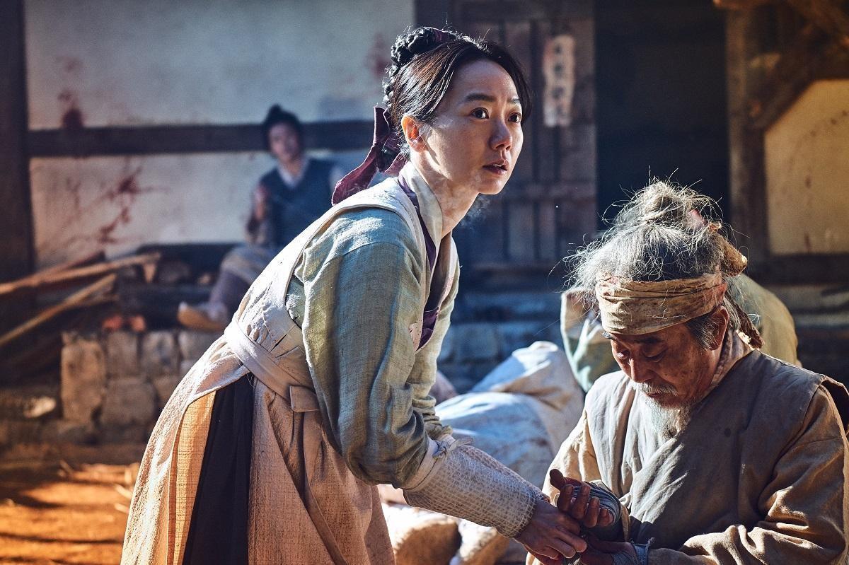 裴斗娜飾演仁慈性格的醫女,是拯救苦難人民遠離瘟疫的關鍵人物。(韓國Netflix提供)