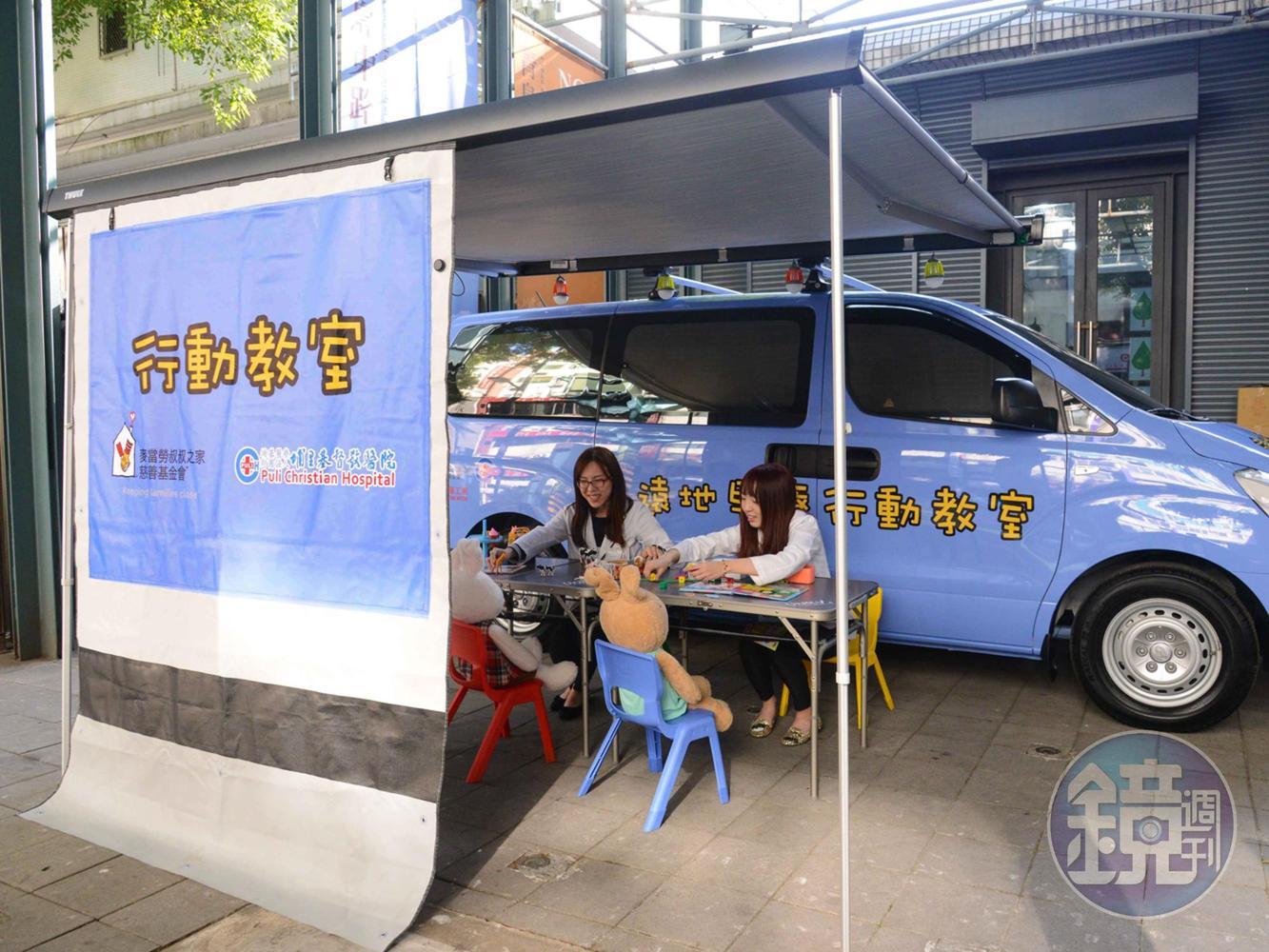  GRAND STAREX 車體周圍增加邊帳帷幕，讓孩童在學習的過程中可免於受到外界的干擾、增加學習的注意力，能在接受早期療育的過程中，獲得專業醫護人員的照料。（三陽工業/南陽實業）