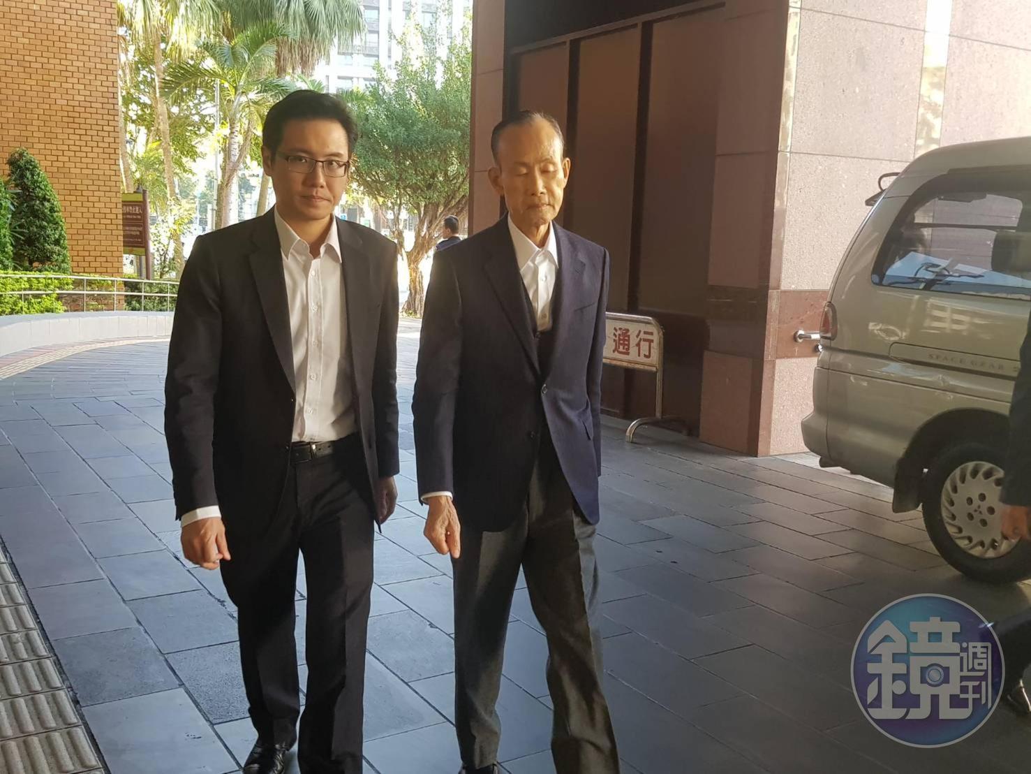 遠雄集團創辦人趙藤雄在去年大巨蛋案起訴後,今首度至台北地院出庭受審,身形暴瘦。