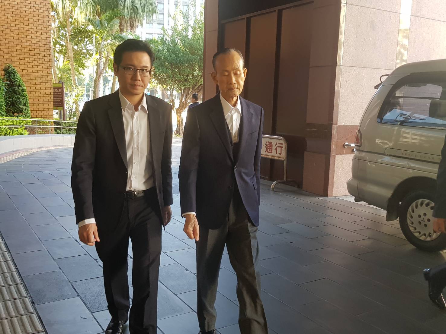 遠雄集團創辦人趙藤雄在去年大巨蛋案起訴後，今首度至台北地院出庭受審，身形暴瘦。