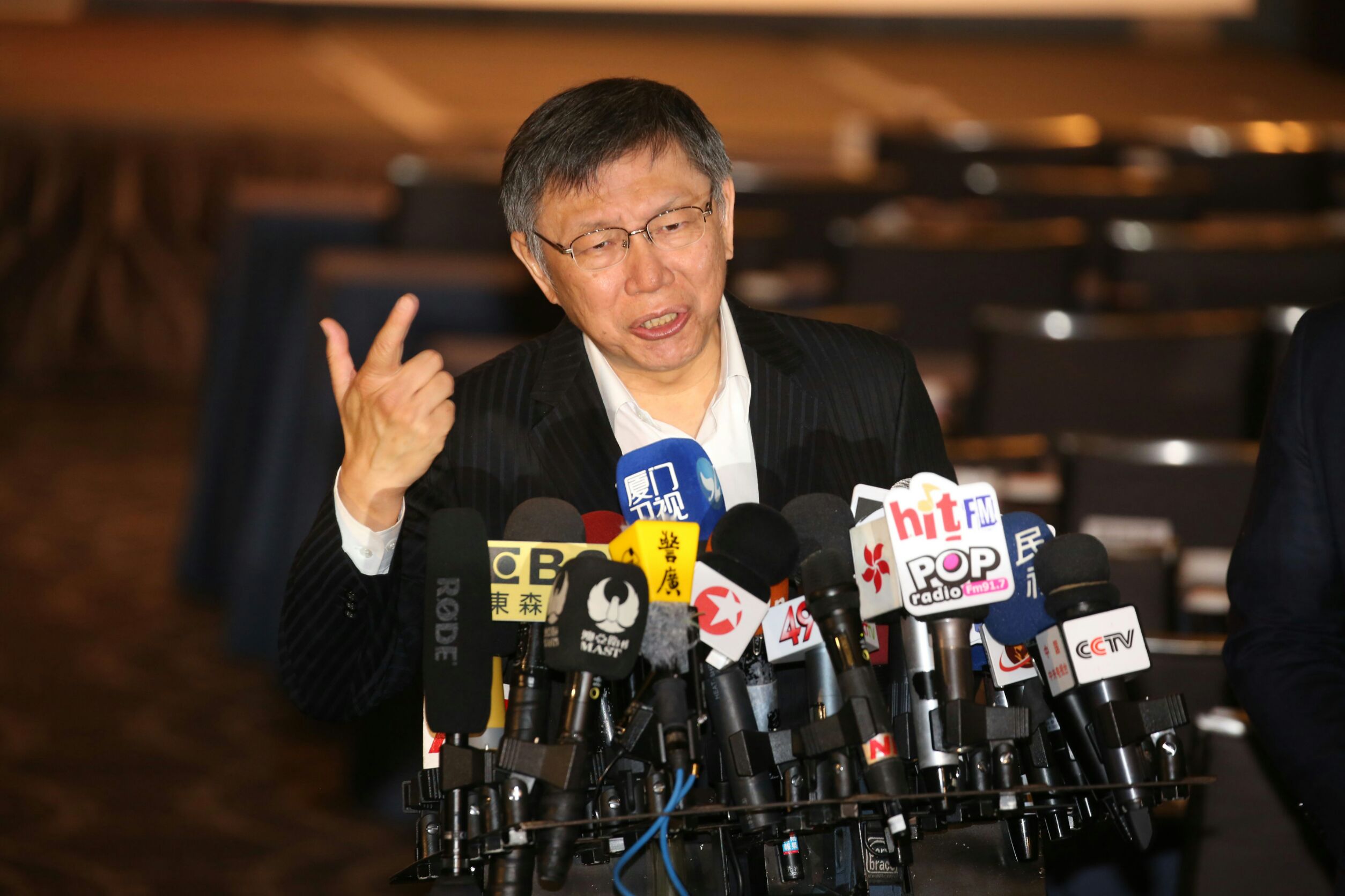 柯文哲受訪表示，將把人民利益擺在第一順位，「我相信兩岸間可以減少不必要爭執，可以走向同樣的道路。」