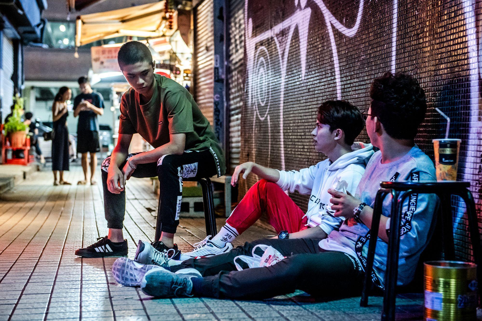潘親御、林暉閔與王博豐在《無法辯護》飾演邊緣青少年。(公視提供)