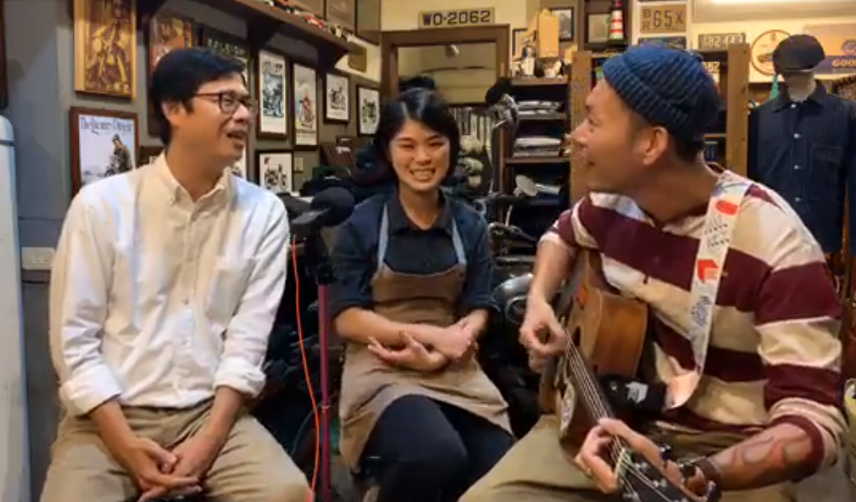 昨（19日）晚陳其邁邀請女邁粉和歌手林宗興合體直播，演唱〈咱上愛的所在〉〈紅豆〉2首歌曲。（翻攝自陳其邁臉書）