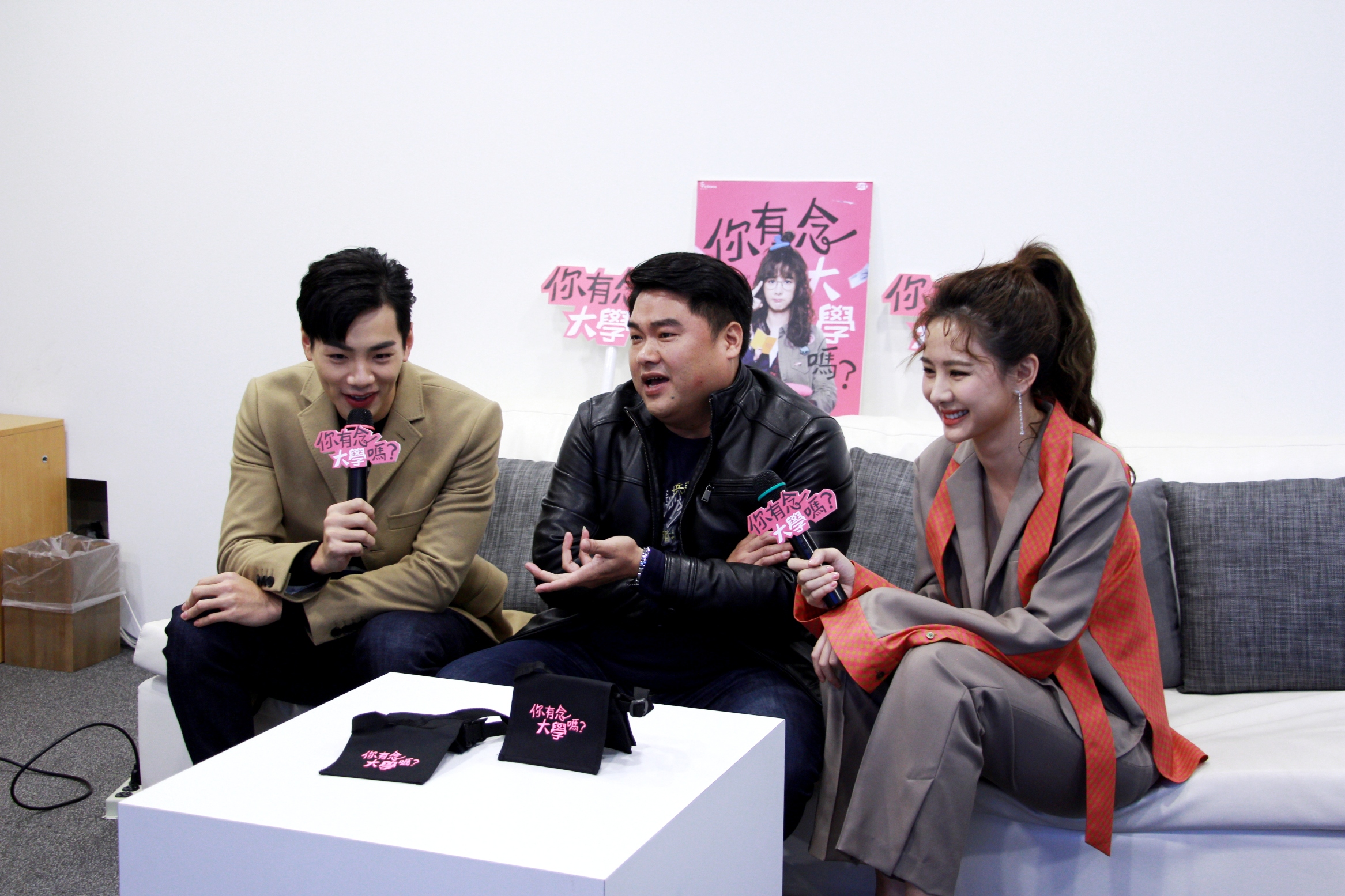 安心亞（右）、禾辰浩（左）演出三立偶像劇，邀請補教老師呂捷對談。（三立提供）