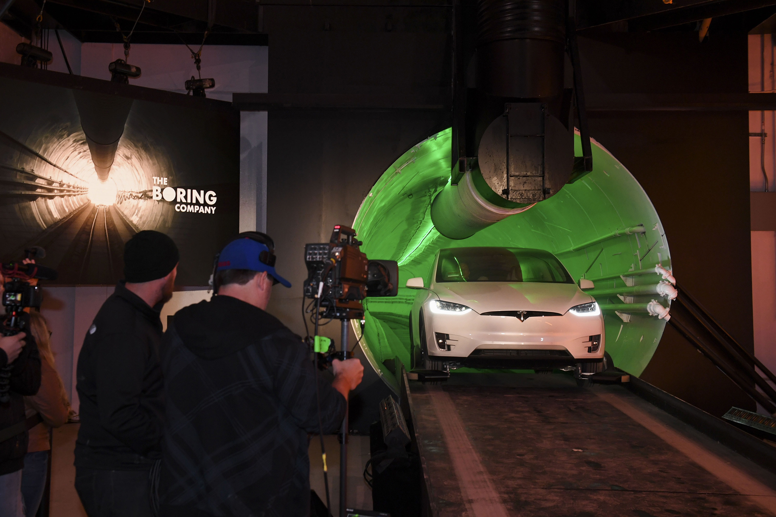 為了解決塞車問題，特斯拉執行長馬斯克（Elon Musk）18日在洛杉磯展示地底高速隧道，邀請記者及貴賓乘坐電動車體驗。（東方IC）