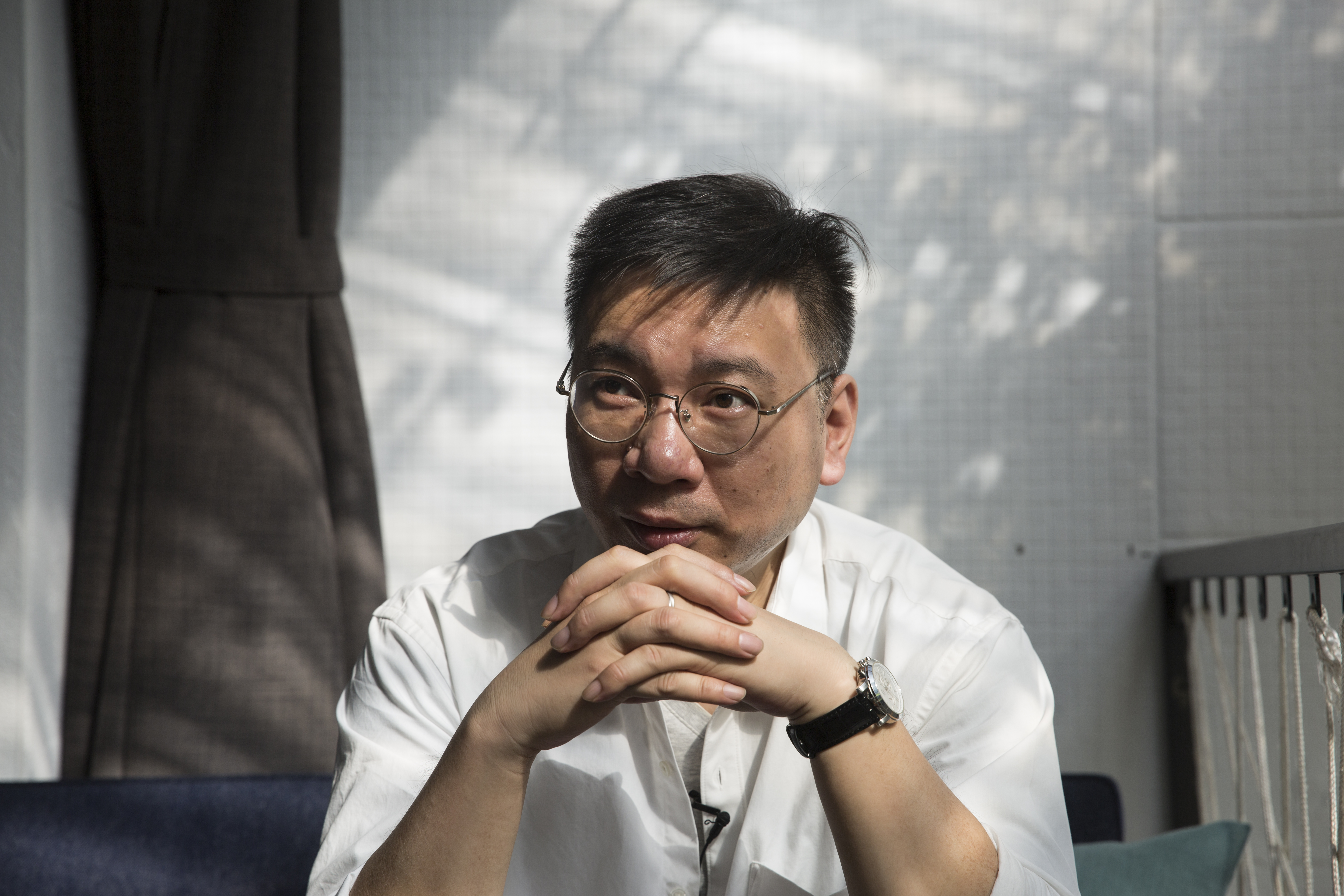 路內小說中的人物對話鮮活又生動，這些養份，來自於生命中「流浪」在不同工作環境培養而來的細膩觀察。