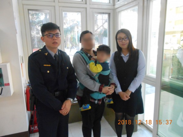 林女因兒子哭鬧，將手機交給銀行行員，行員才發現她被騙，連忙通知員警阻詐。（警方提供）