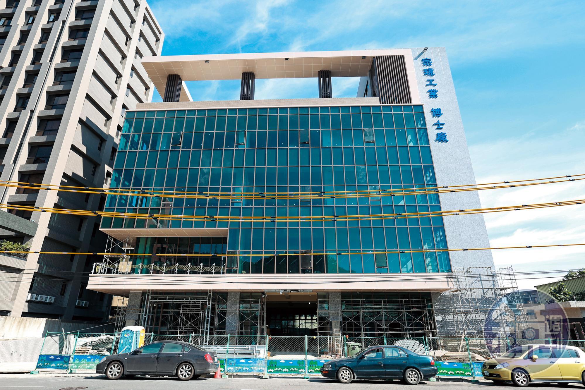 正在興建的三廠，林健祥幽默命名「博士廠」，紀念自己的辛苦打拚。