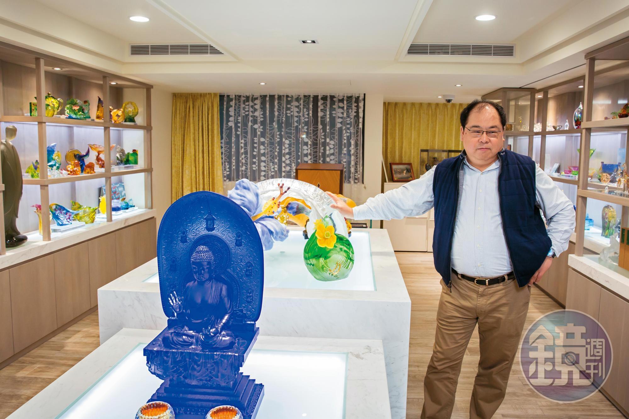 林健祥家中收藏大量琉璃、水晶藝品，儼然是座博物館。
