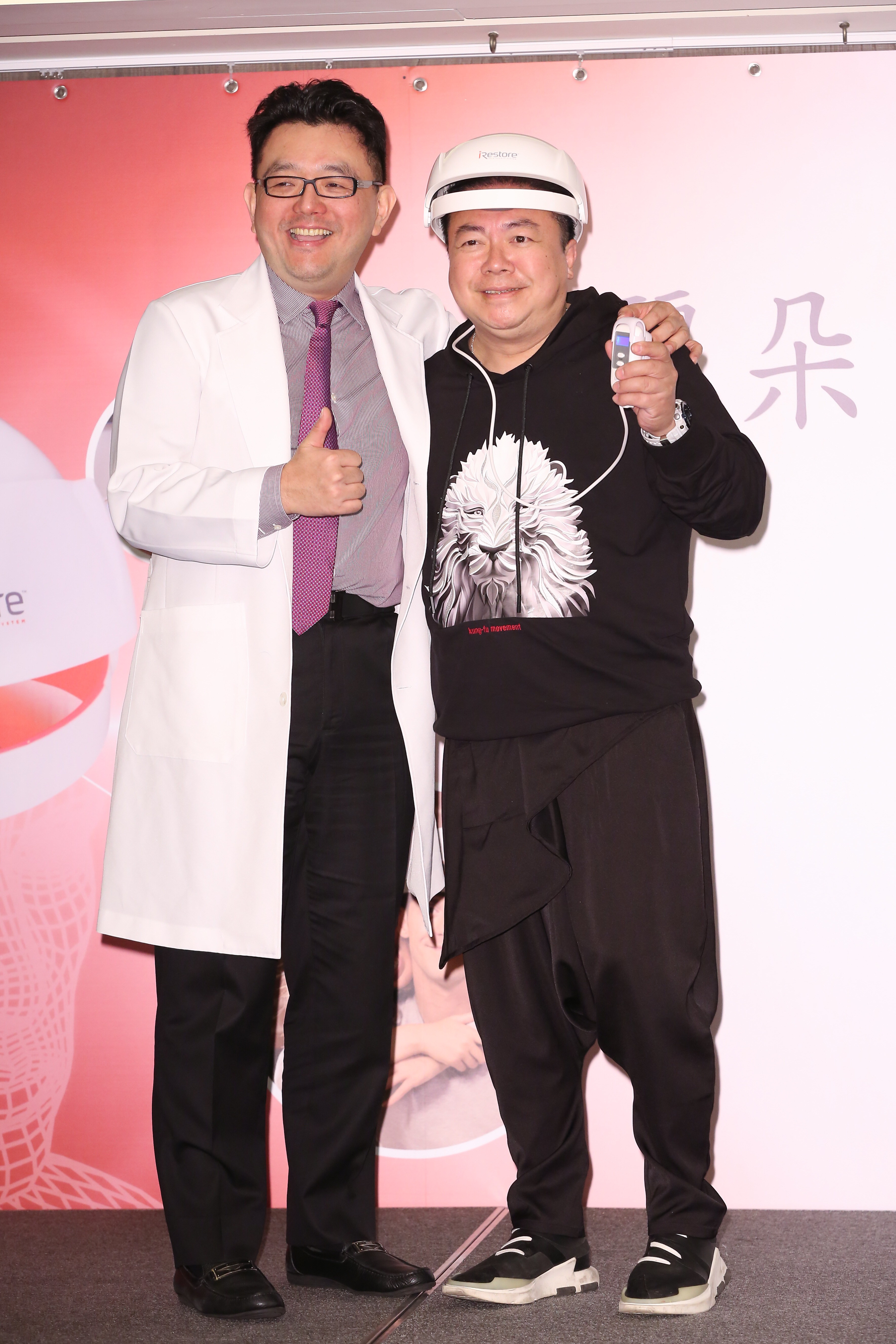 董至成透露自己是產品第一代產用者,多年來依靠它不再怕頭髮掉光光,左為楊名權醫師。