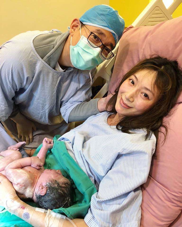 隋棠18日生下老三Olie（奧里），她自嘲一頭亂髮，」生個小孩老是像瘋婆」。（翻攝自隋棠臉書）