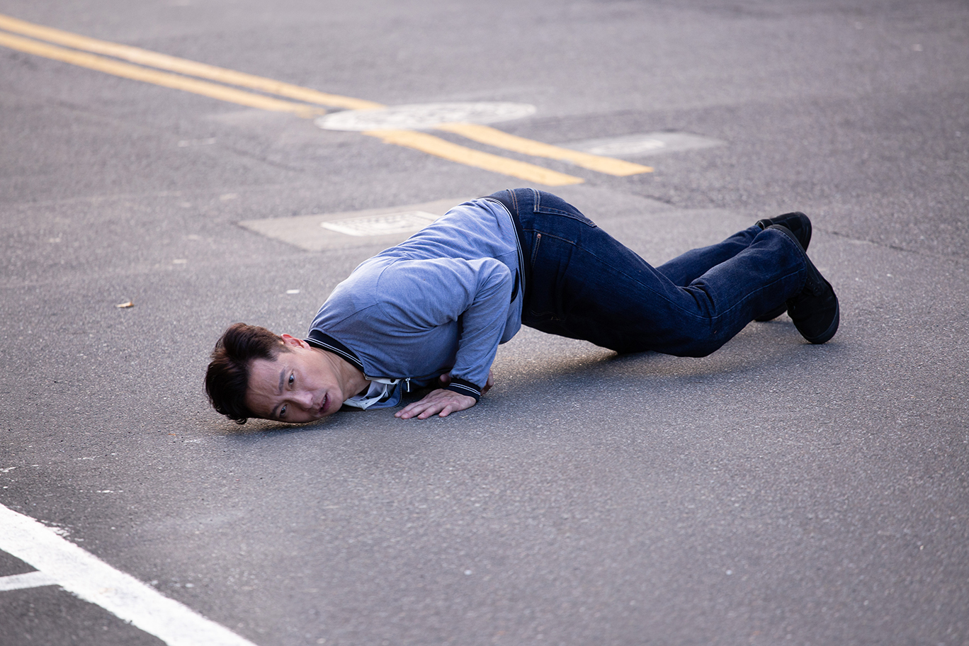 謝祖武為了去追初戀情人潘慧如，在柏油地上重摔。（TVBS提供）