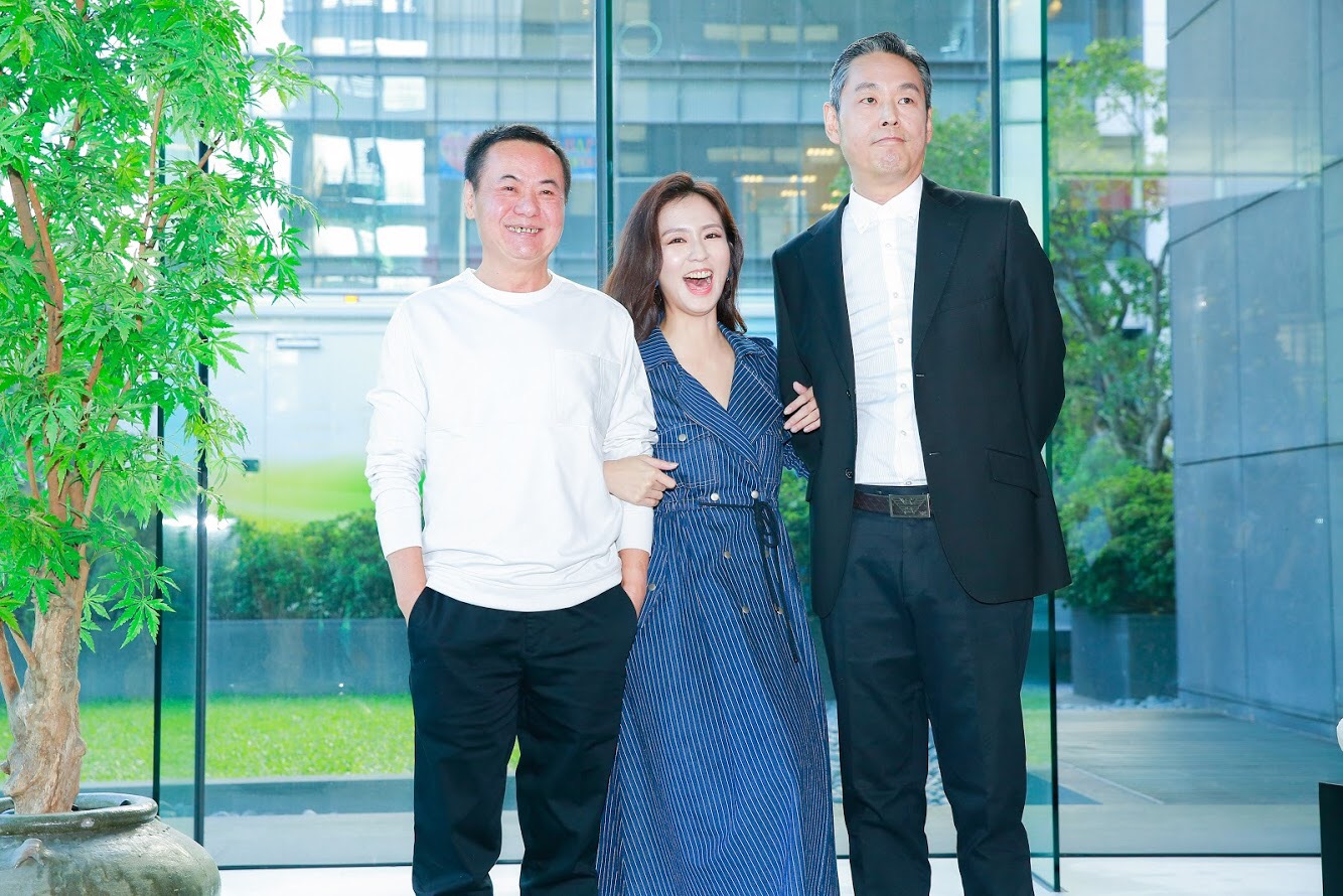 周曉涵與戲裡爸爸蔡振南（左）及真正的爸爸「周哥」開心合照。