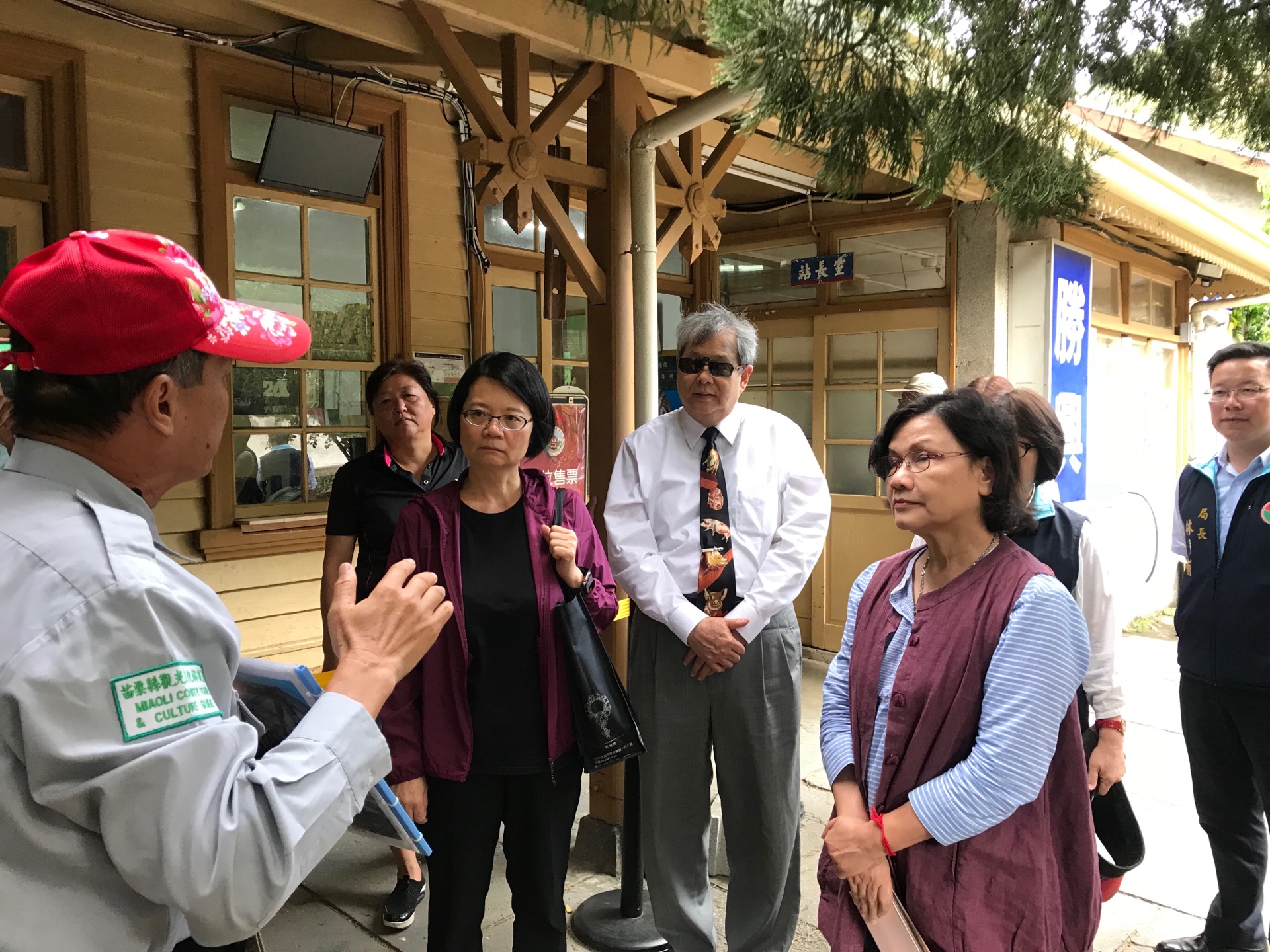 監委王幼玲（右前一）等人將調查花蓮縣府媒體採購案是否有違法疏失。（取自監察院）