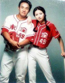 張泰山(左)和太太吳靜宜(右)結婚時,身穿味全龍球衣拍攝婚紗。(張泰山提供)