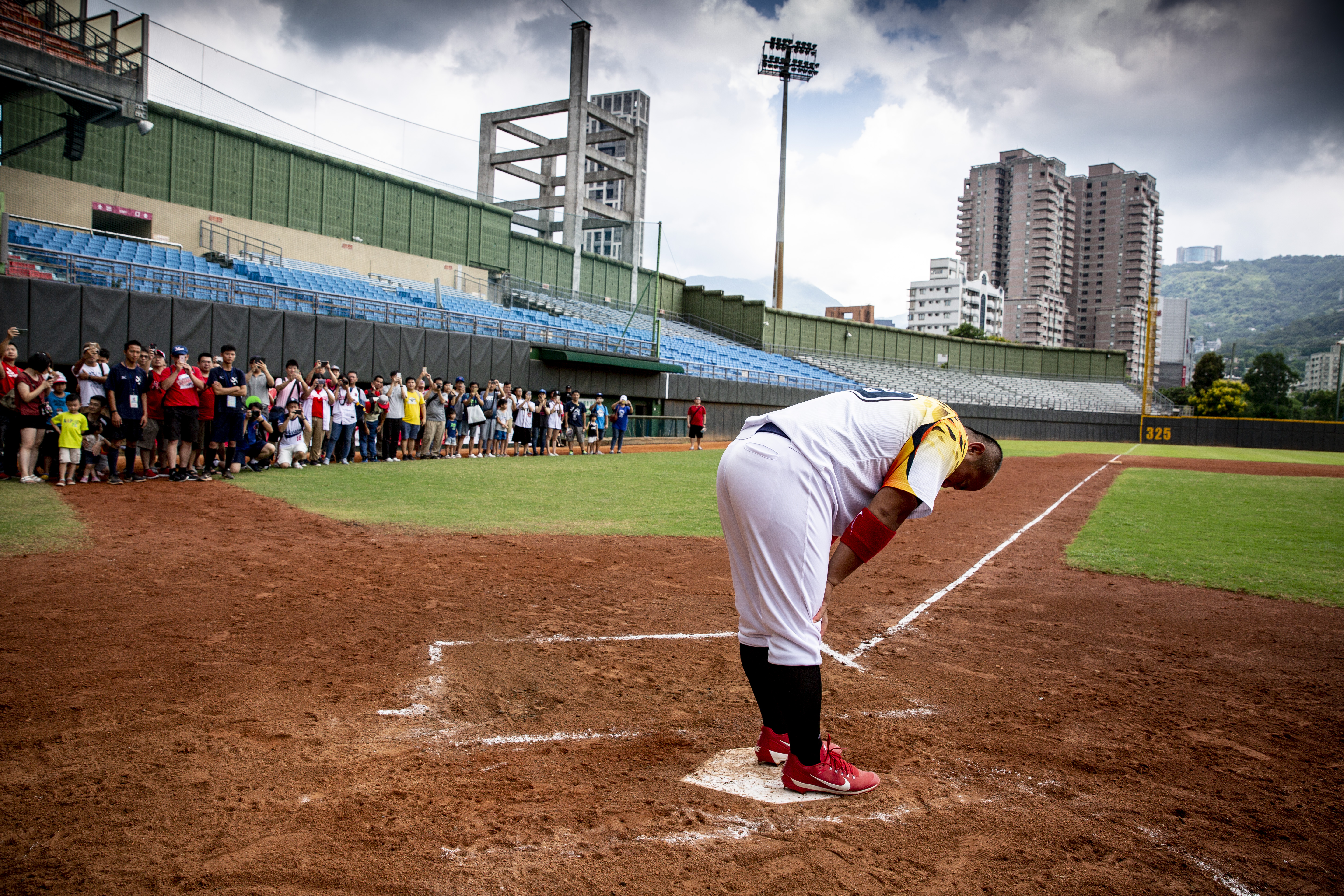 數百名球迷前來見證張泰山球員生涯的最後一場比賽，他朝向空蕩的球場深深一鞠躬。