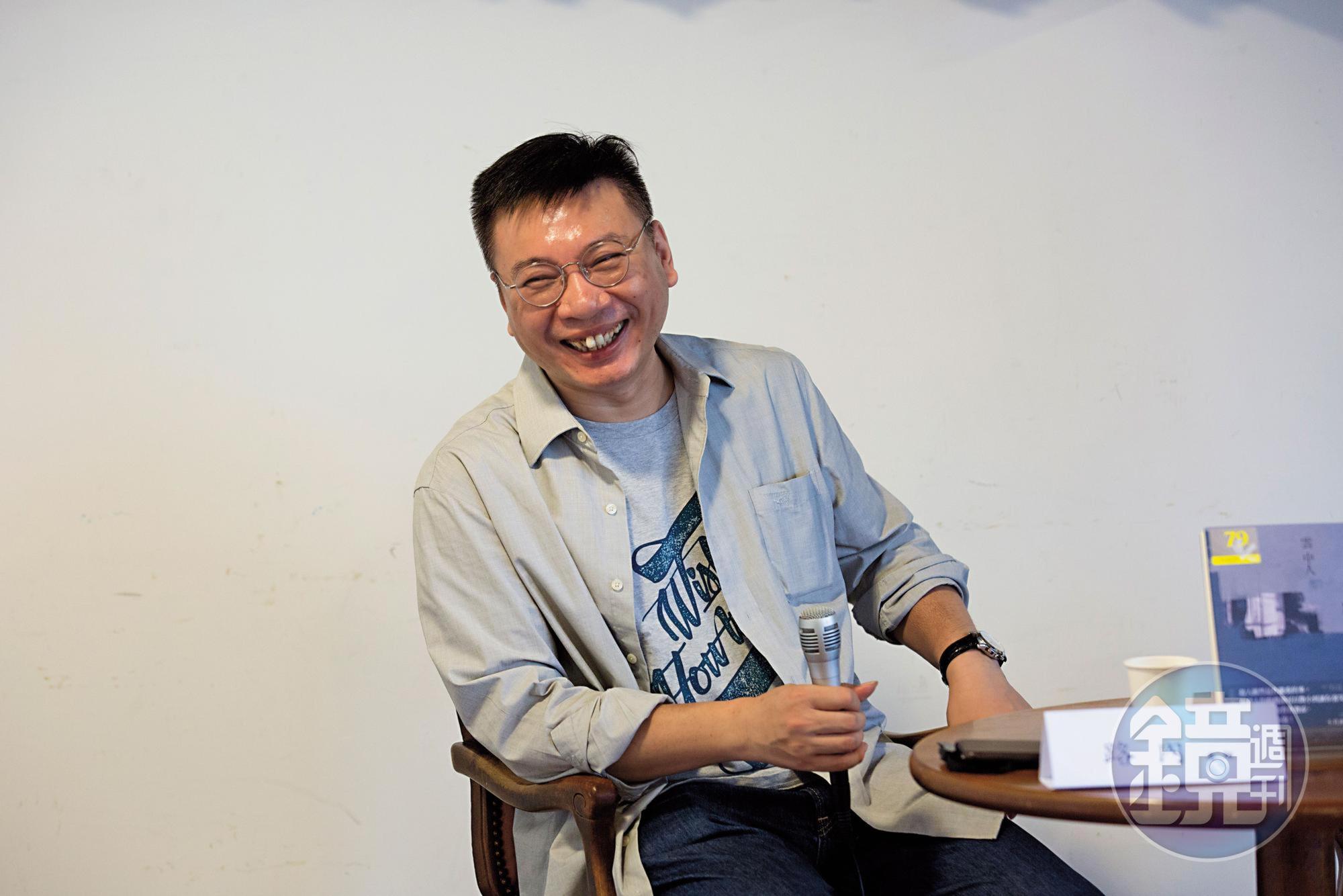 10月中旬，路內來台舉辦小說《雲中人》座談會，主持人一時口誤他的出生年分，他笑著糾正完，又說是「跟金城武同年」，逗得滿堂歡笑。
