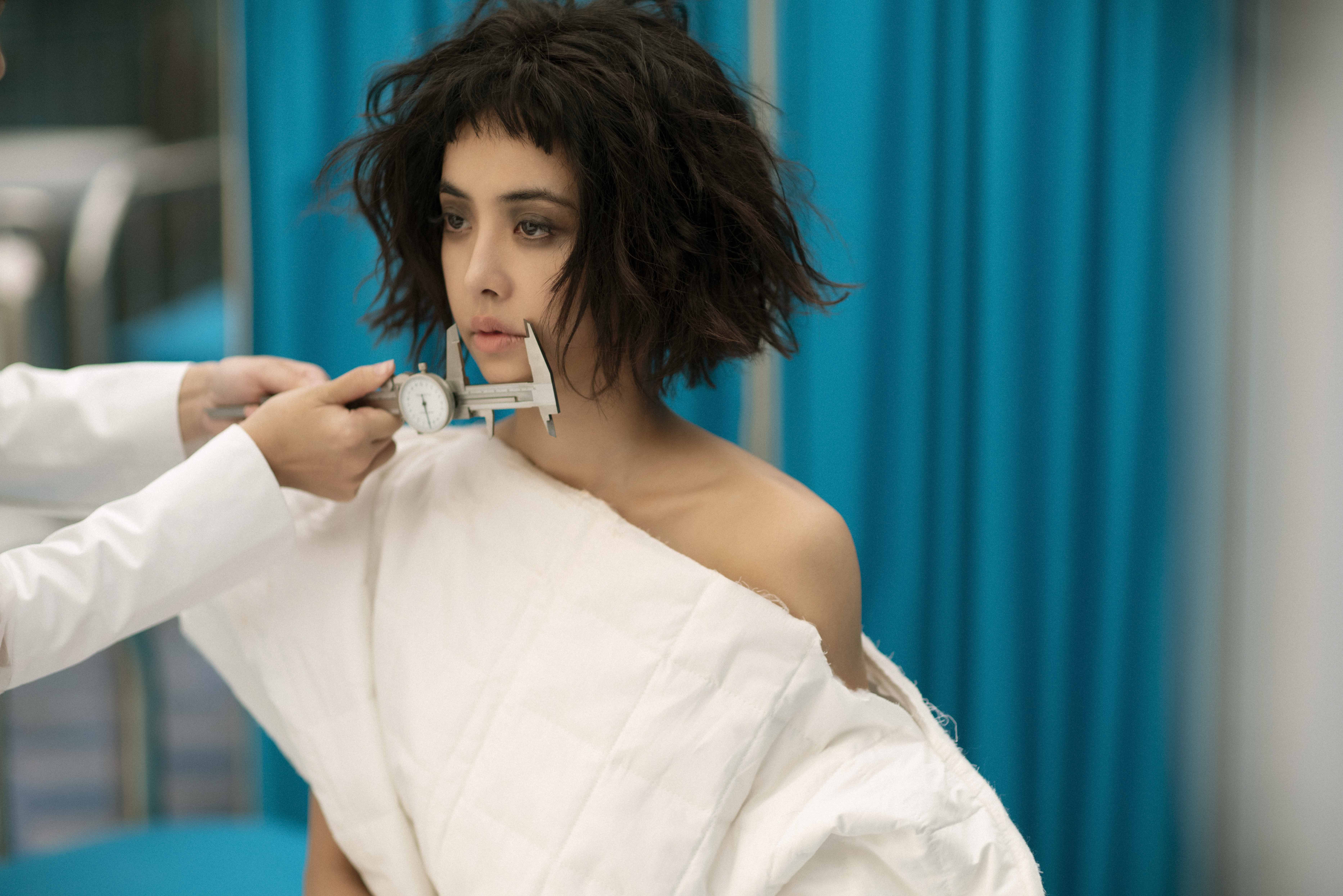 蔡依林的首波主打〈怪美的〉MV延到26日首播，怪美造型先曝光，天后入戲神情整個豁出去。（凌時差提供）