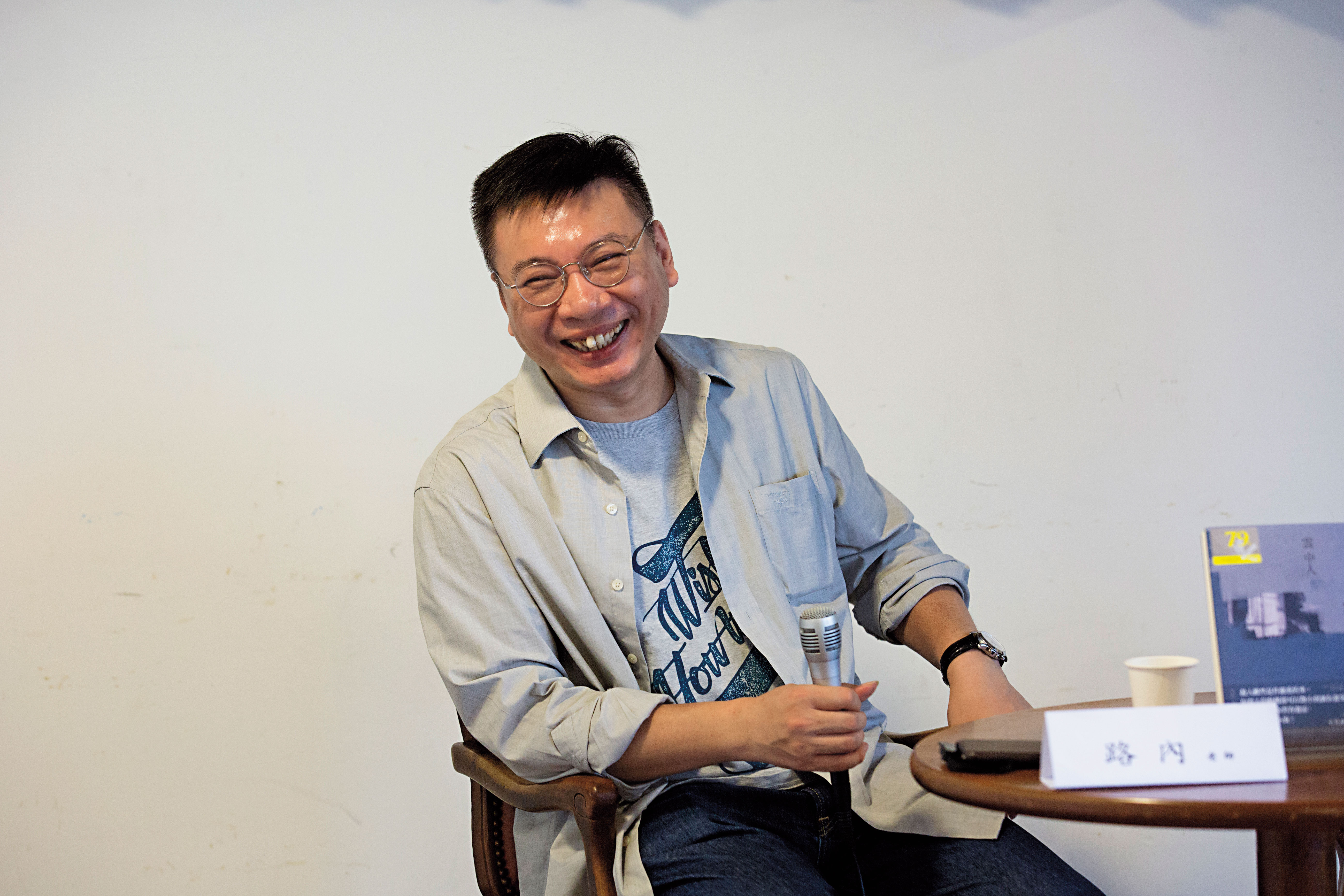 10月中旬，路內來台舉辦小說《雲中人》座談會，主持人一時口誤他的出生年分，他笑著糾正完，又說是「跟金城武同年」，逗得滿堂歡笑。