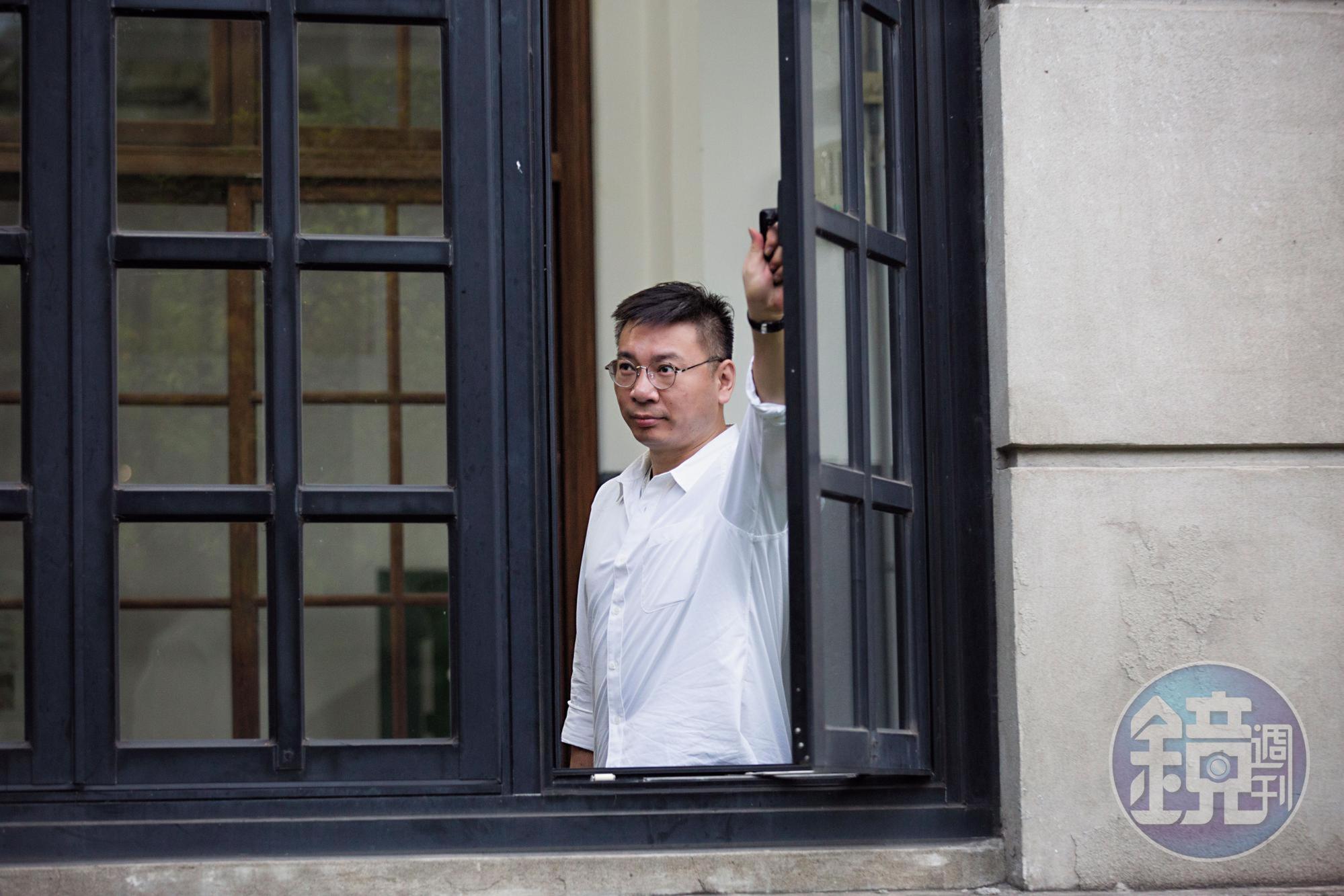 採訪這天,路內刻意穿白衣來,因為他從前幹過攝影師,很清楚白色有利於攝影布局,心思非常細膩。