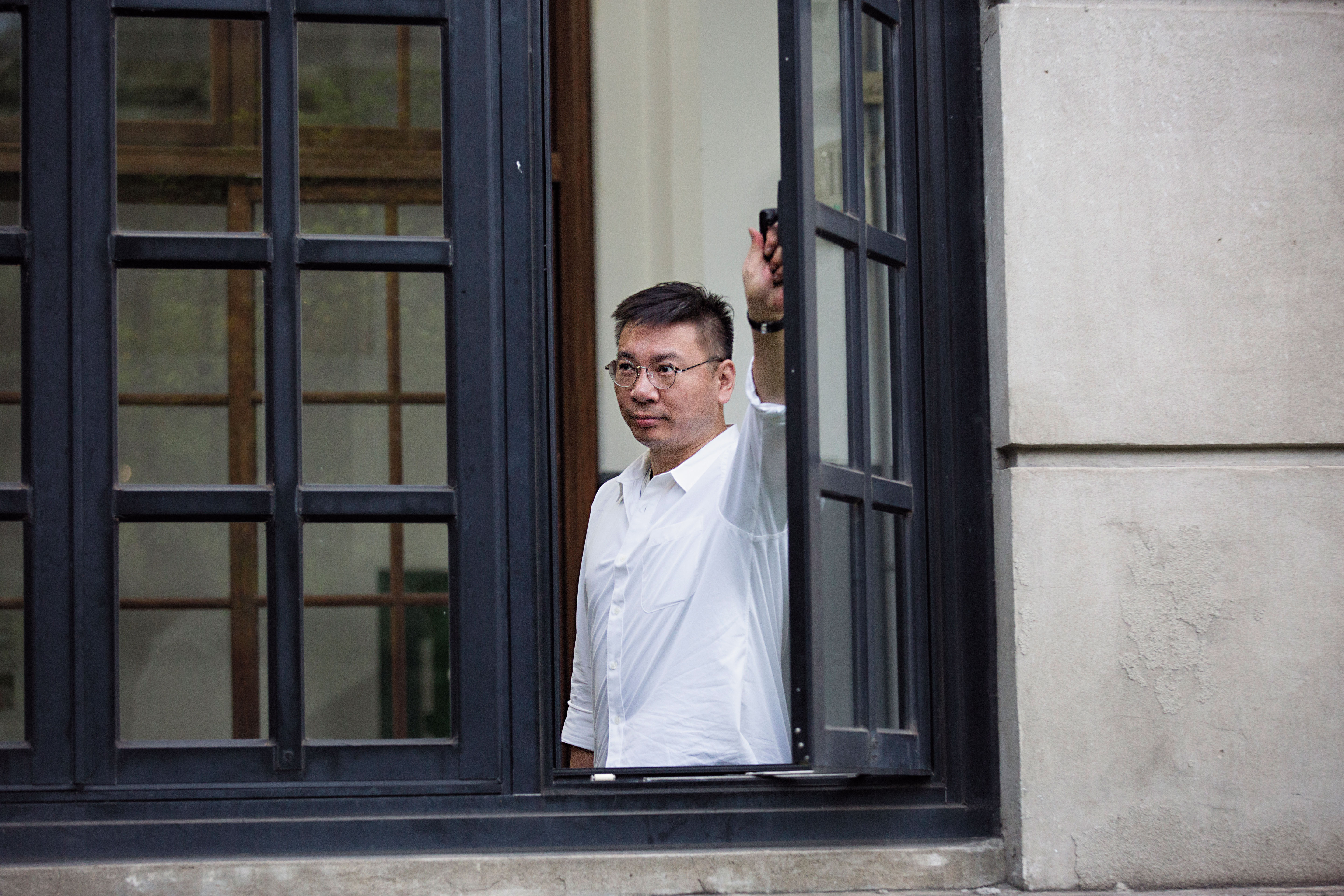 採訪這天，路內刻意穿白衣來，因為他從前幹過攝影師，很清楚白色有利於攝影布局，心思非常細膩。