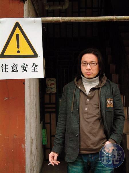 35歲的路內待在廣告業，同時一邊寫小說，留著一頭瀟灑不羈的長髮。（路內提供）