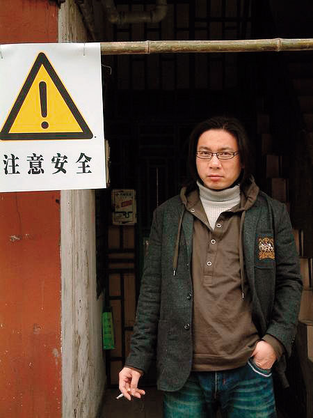 35歲的路內待在廣告業，同時一邊寫小說，留著一頭瀟灑不羈的長髮。（路內提供）