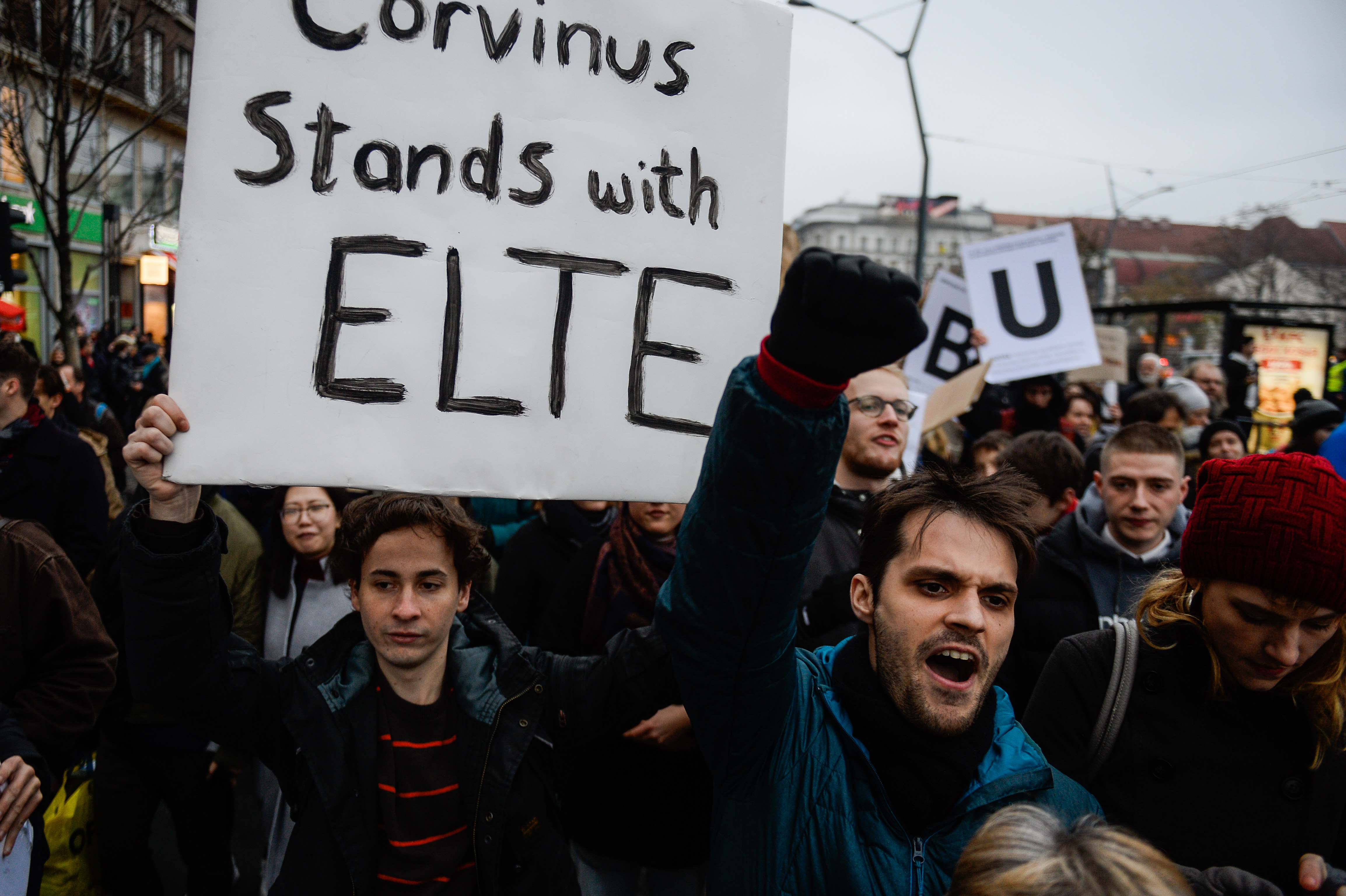 2018年11月25日，數百名匈牙利大學生抗議政府意圖關閉索羅斯所創立的中歐大學。（東方IC）