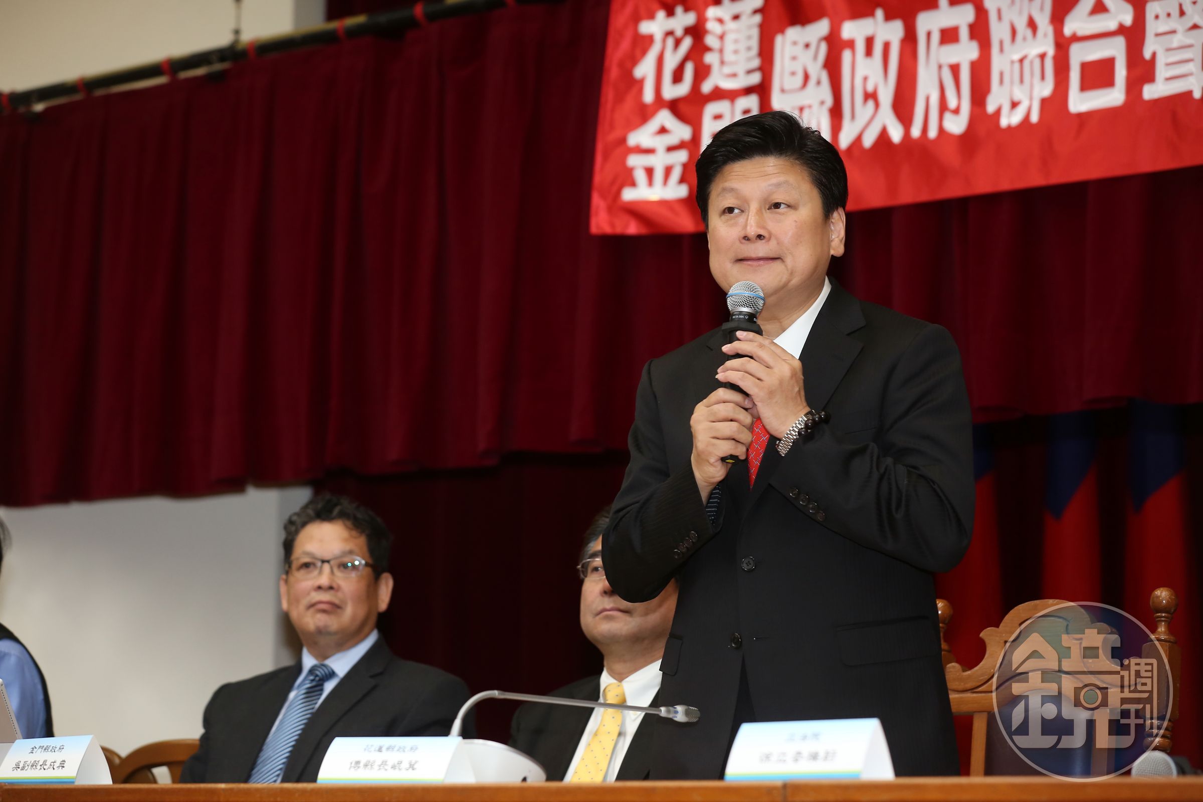 花蓮前縣長傅崐萁任內砸了546萬公帑辦理採購案，甚至私下找在地記者幫忙蒐集輿情回報，部分涉案記者已遭媒體停職或自行請辭。
