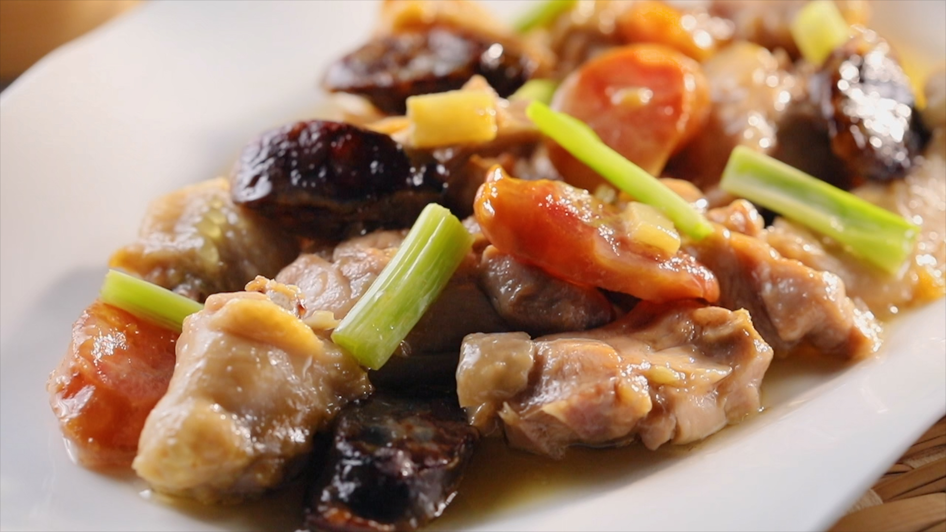 「威士忌臘腸蒸雞」的雞肉滑嫩入味、有酒香，還多了臘腸的鹹味，十分下飯。
