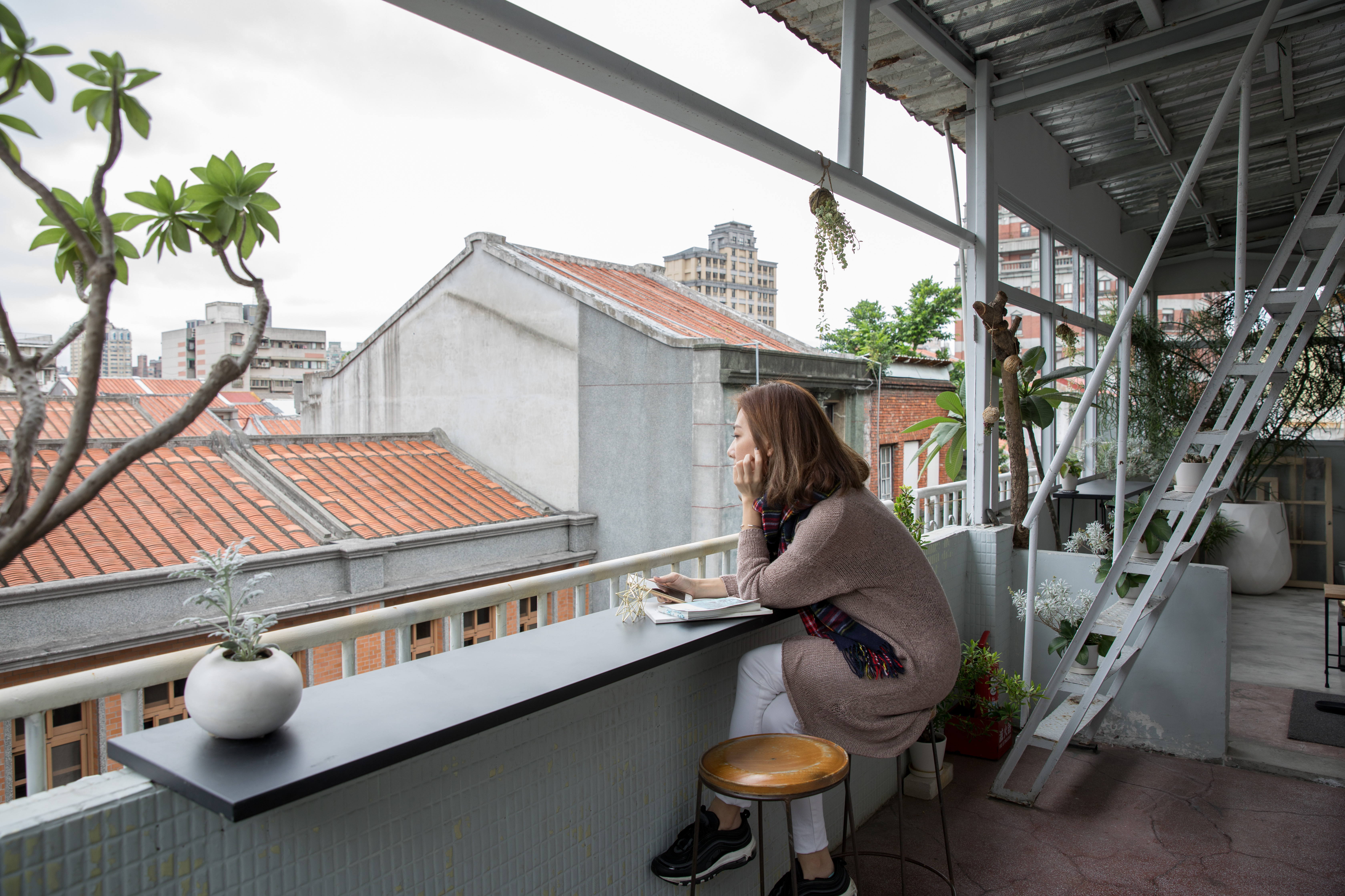 在旅館頂樓，可以看見綿延的大稻埕屋頂。