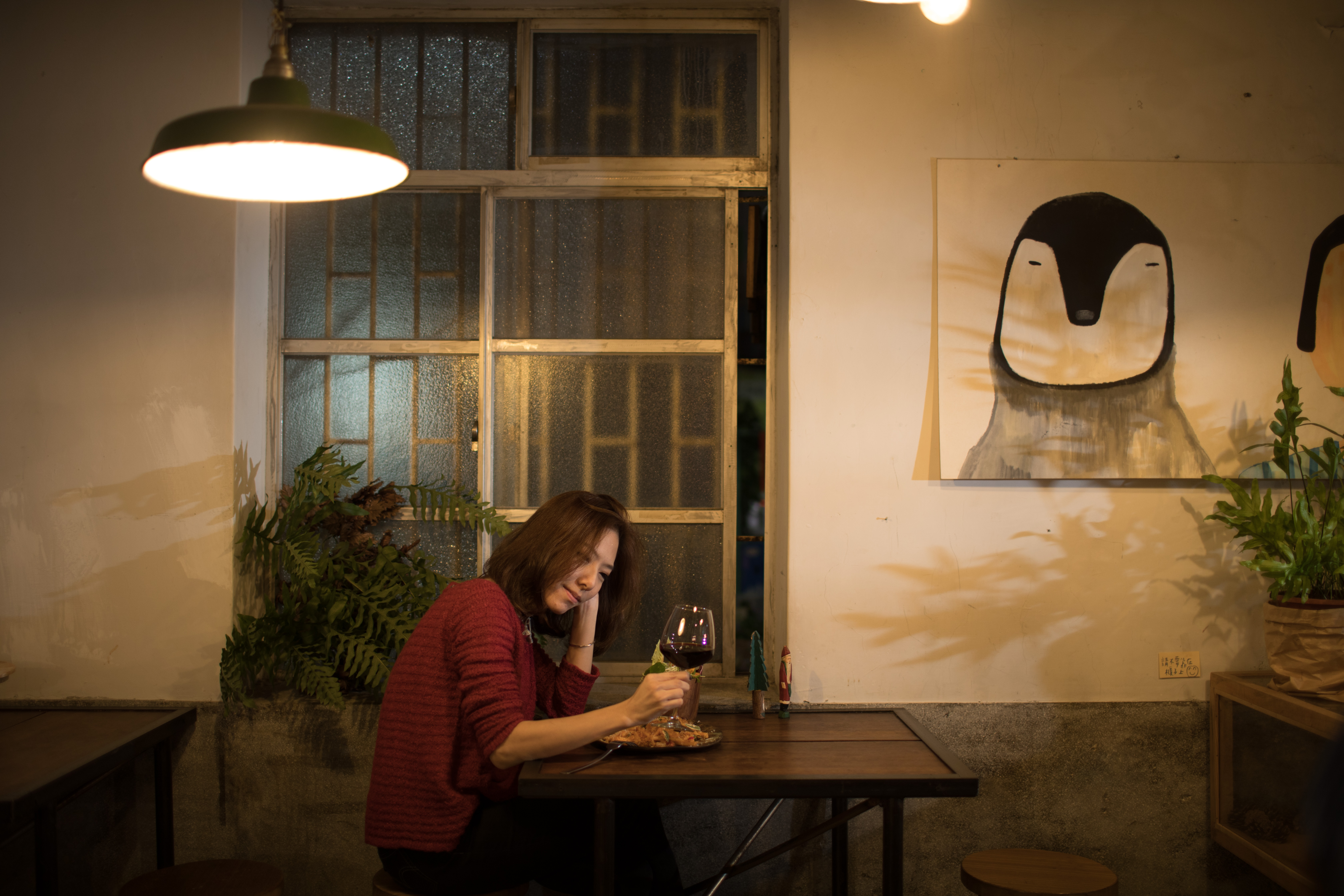 適合一人用餐的座位區，即便一人，也能安心享受空間。