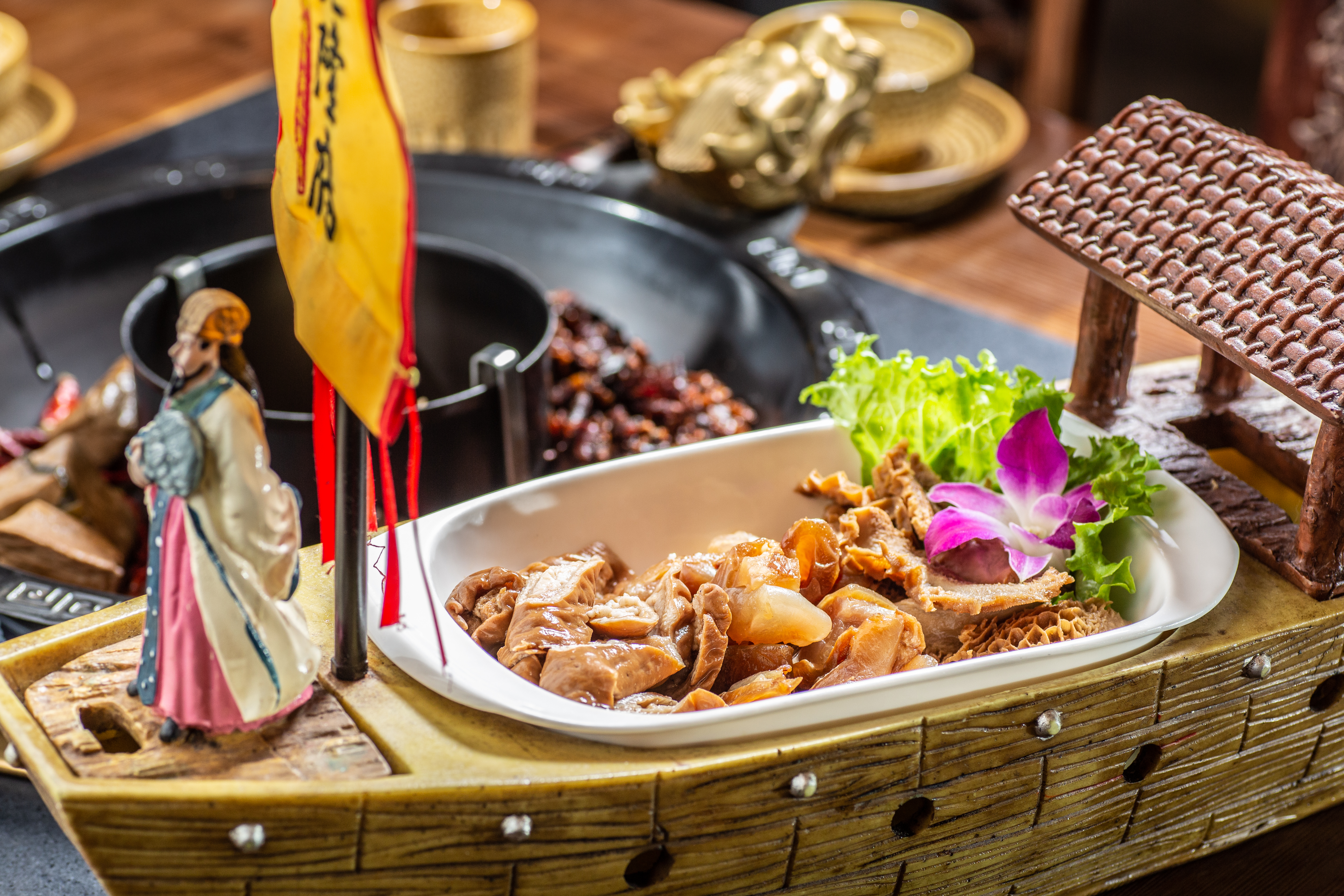 自製「滷水拼盤」以諸葛亮草船借箭的造型出場，順應相機先食潮流。（500元／份）