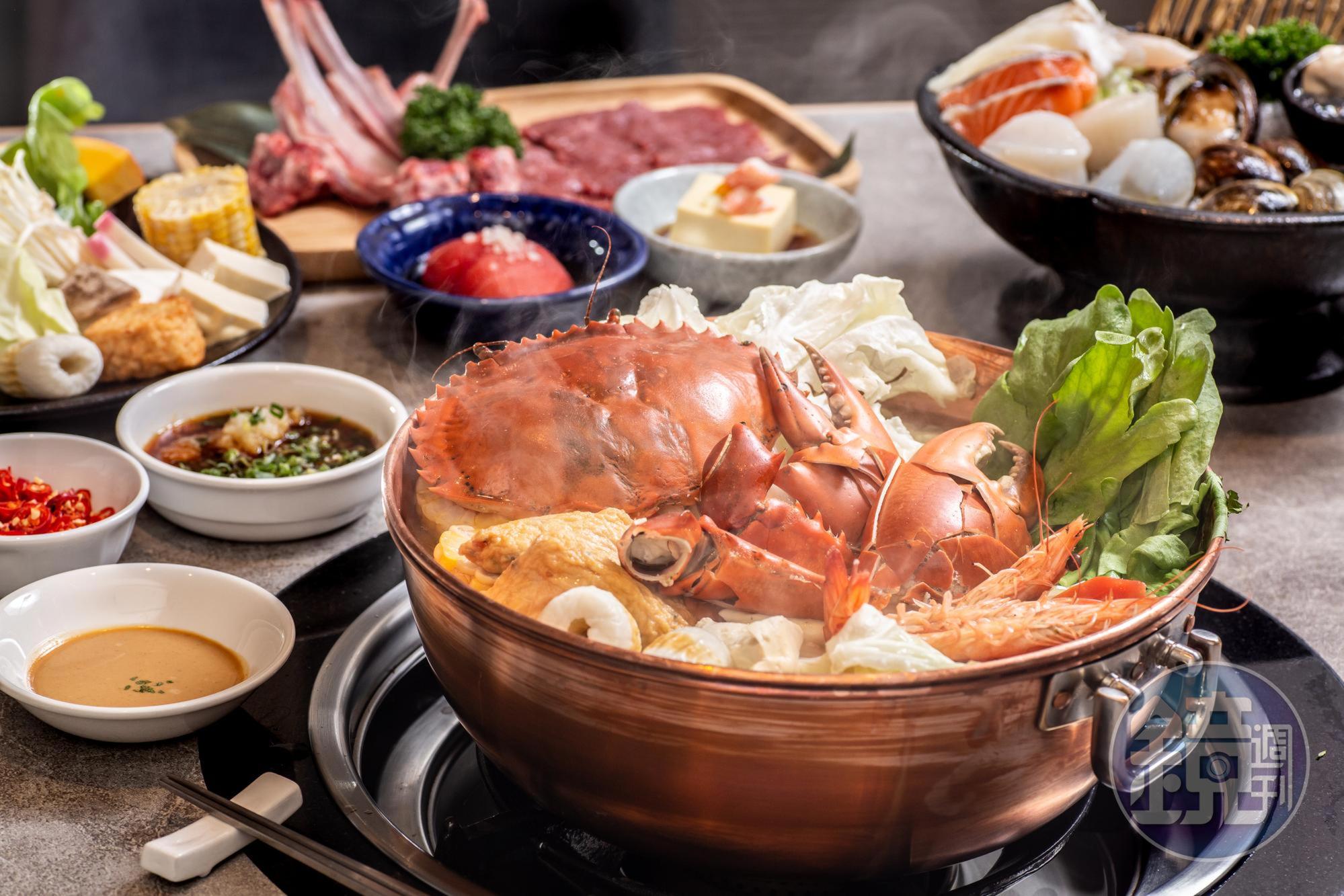 「橘色涮涮屋」是精品級火鍋前輩,高檔食材經老母雞、豬大骨、柴魚片和昆布熬煮的高湯涮煮,鎖住鮮甜。