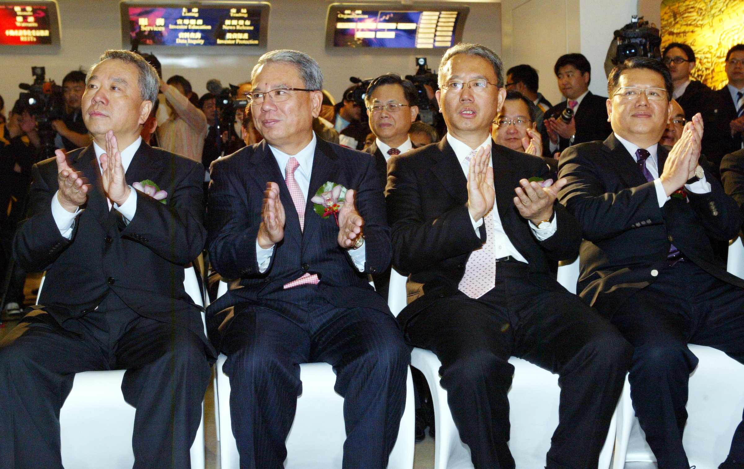 以魏應州（左）為首的魏家四兄弟，一手打造頂新集團，20日晚間康師傅公告，董事長魏應州辭去執行董事兼董事會主席，新任董座由長子魏宏名接任、三子魏宏丞則接任執行董事。（東方IC）