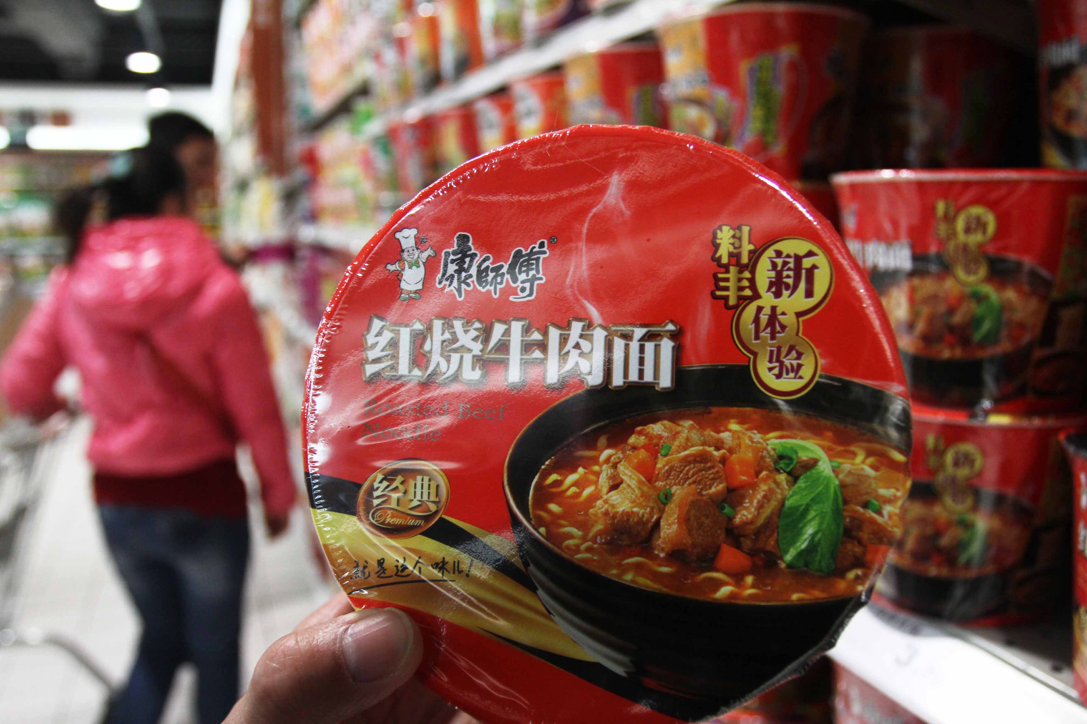 頂新魏家在彰化永靖發跡，四兄弟的老大魏應州宣布退休，交出康師傅董座大位。圖為為康師傅奠基的紅燒牛肉麵。（東方IC）