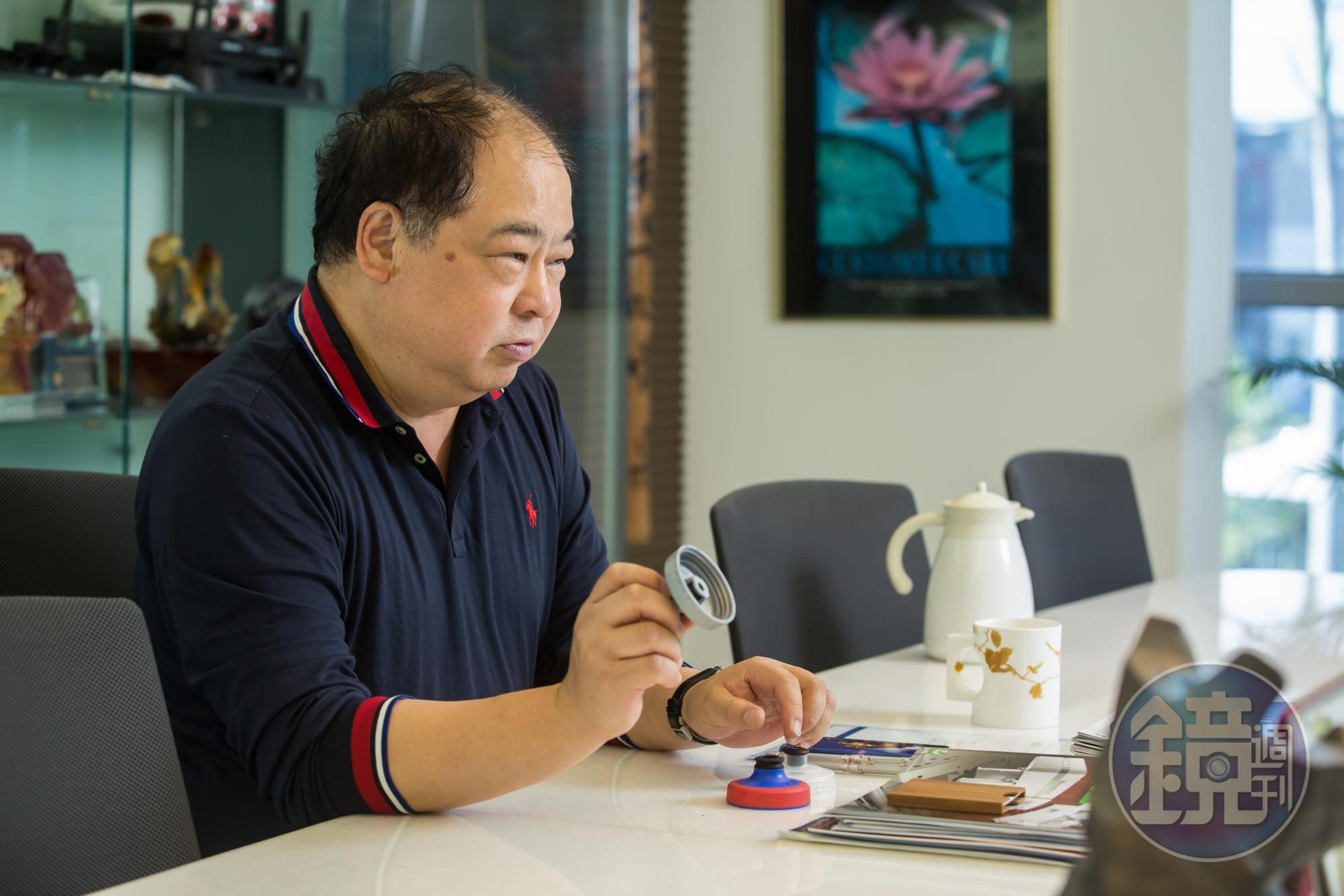 林健祥花2個月時間重新開模,替SPECIALIZED水壺蓋解決滲漏問題,拿到200萬個訂單,雙方合作長達24年。