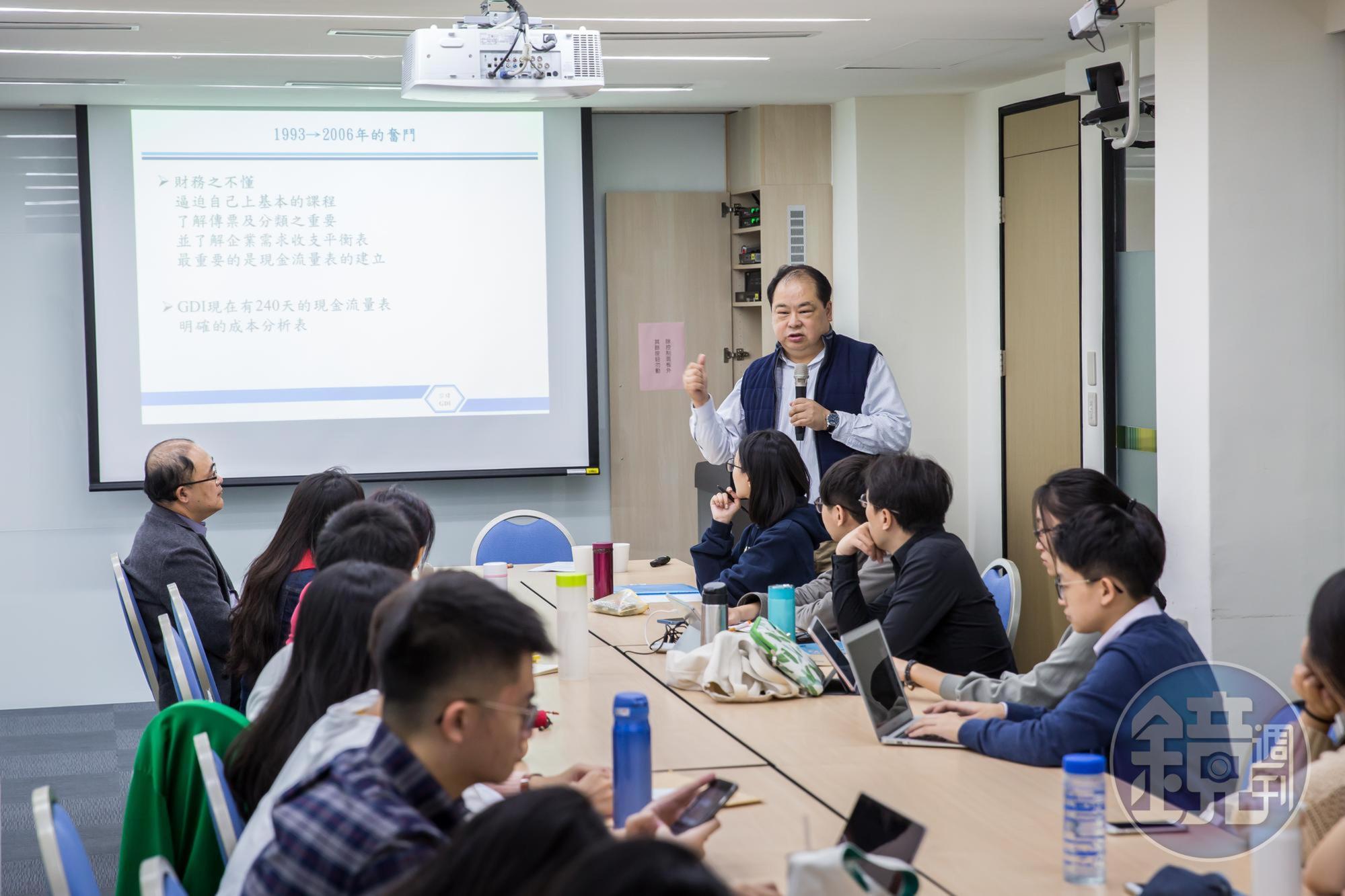 身為高分子塑膠工程博士,林健祥常受邀演講,圖為他回淡江母校替學弟妹上課。