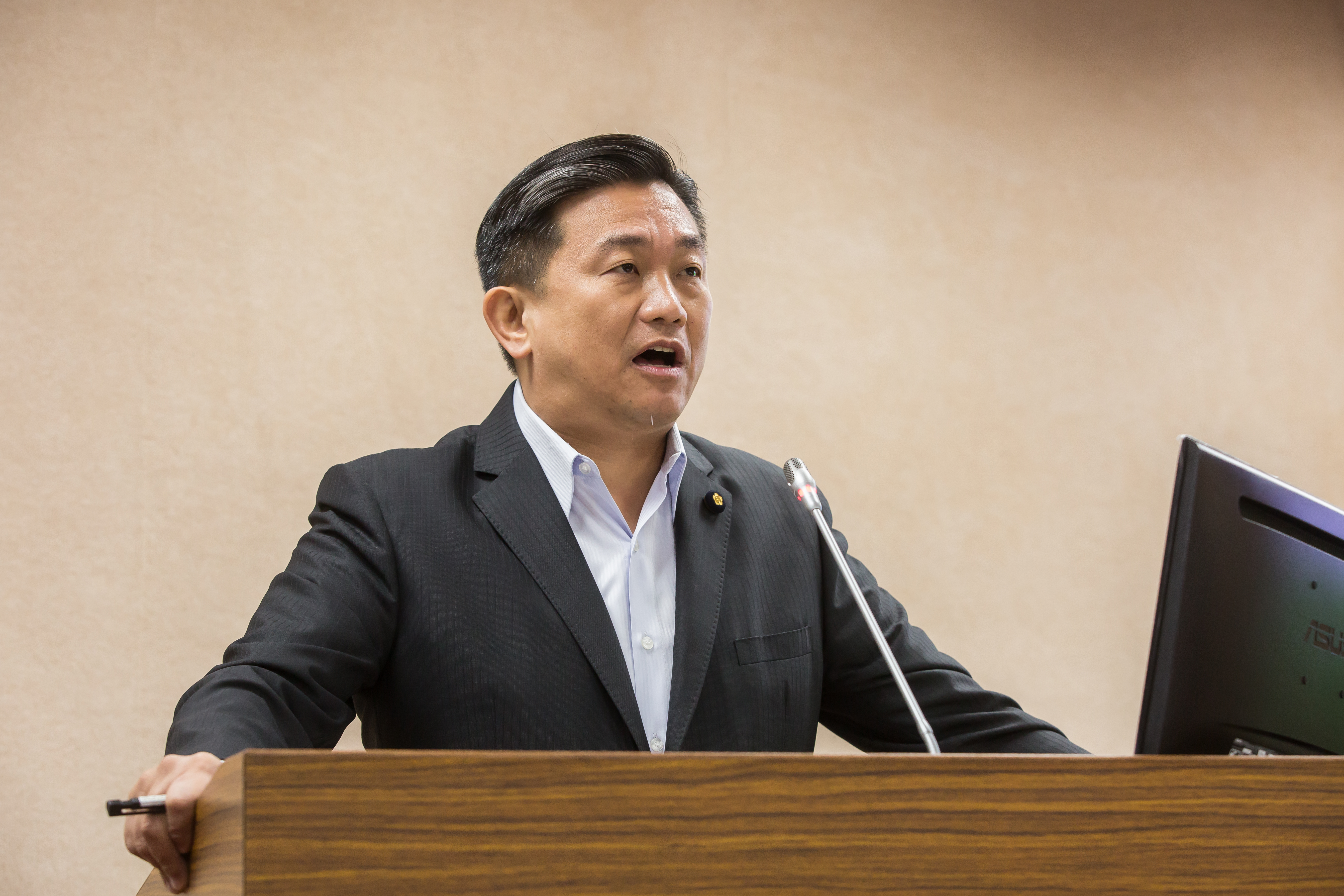 針對選後核准龍崎事業廢棄物掩埋場的水土保持施工許可證，民進黨立委王定宇今日痛批代理市長李孟諺。