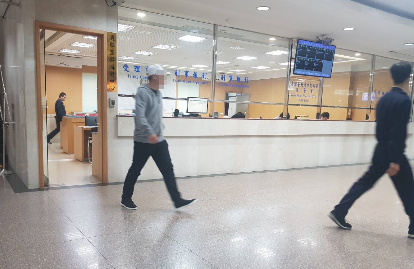 北檢今發生3名男子在廁所痛毆當事人事件，白帽者為涉嫌打人男子。